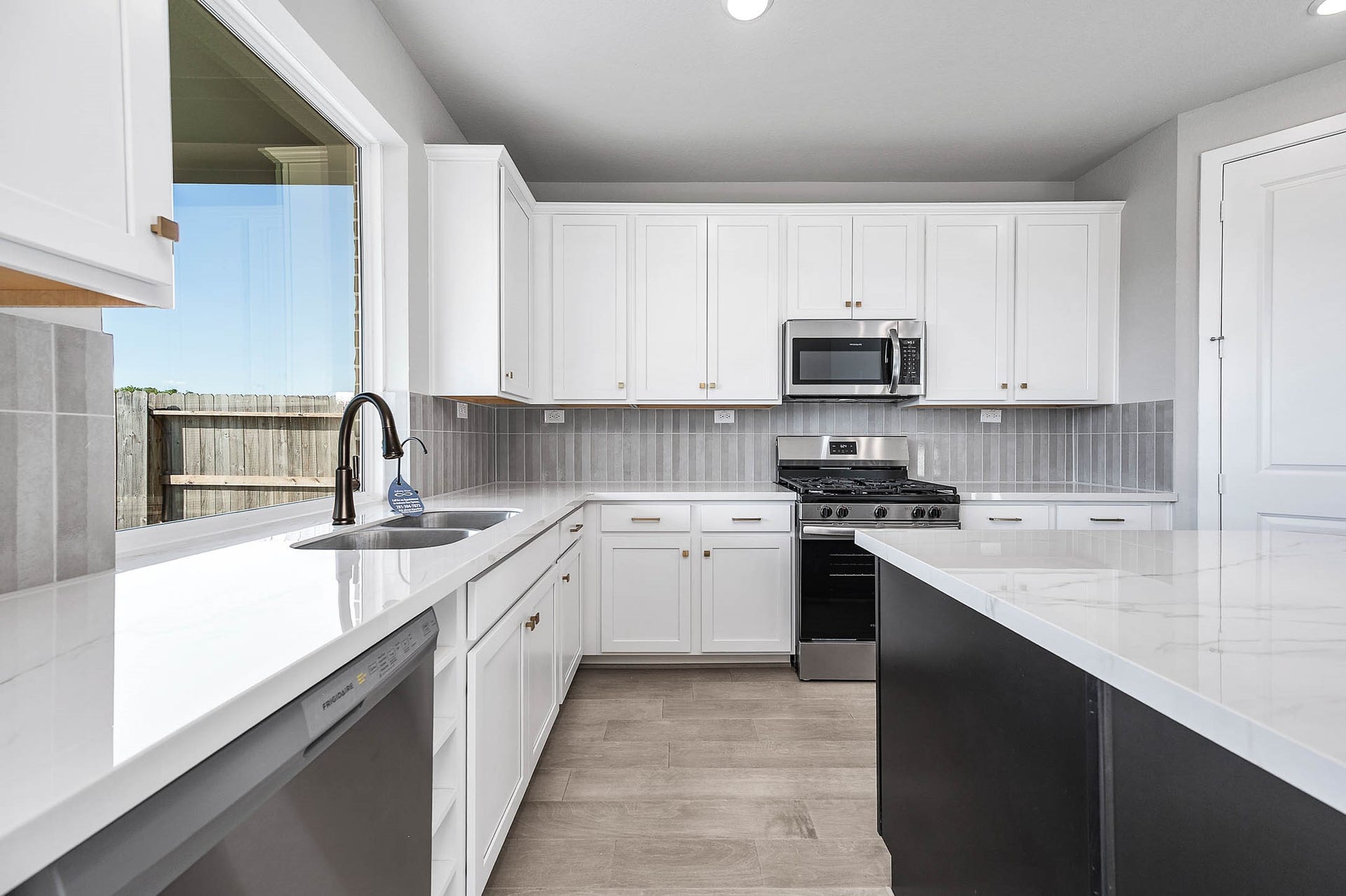 465 Wild Thicket Drive, Katy, TX 77493 Plenty of Counter space with a gas stove top, and a good amount cabinet space!