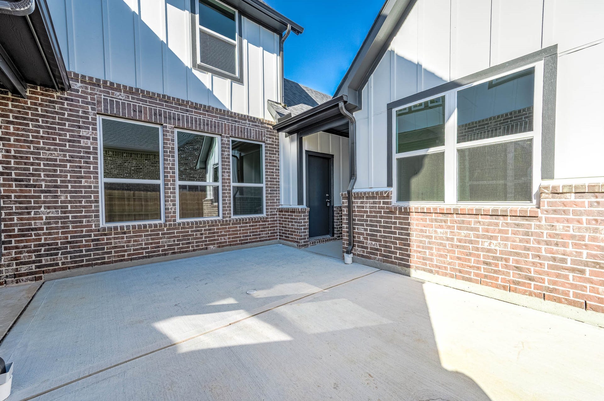 465 Wild Thicket Drive, Katy, TX 77493 Courtyard