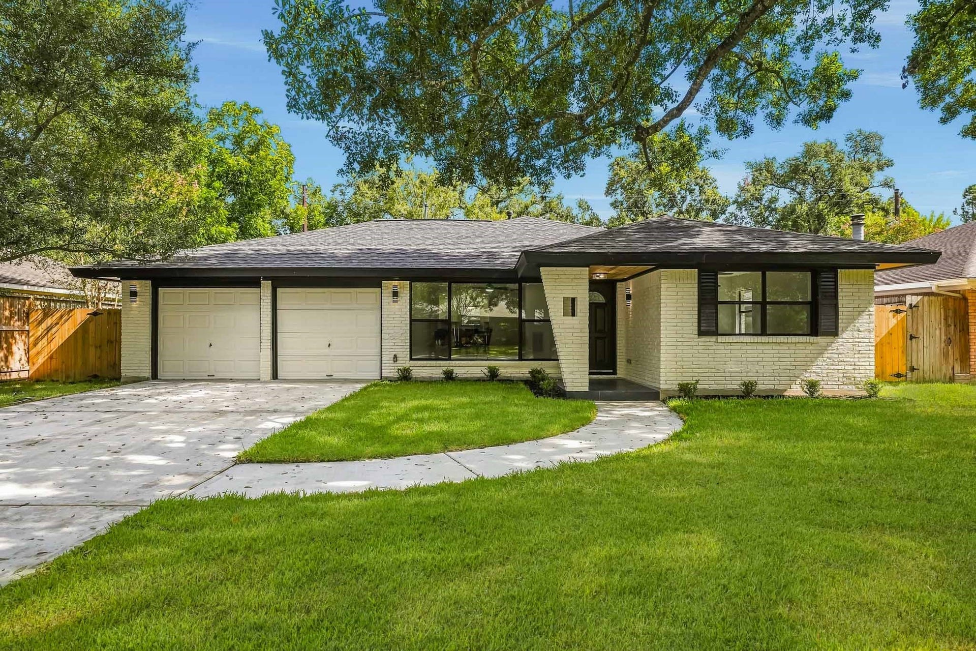 5322 Briarbend Drive, Houston, TX 77096 This Totally Renovated House boasts Many Designer Finishes and Upgrades! Per HCAD, the House is 1,854 Square Feet and is positioned on an 8,400 Square Foot Lot.