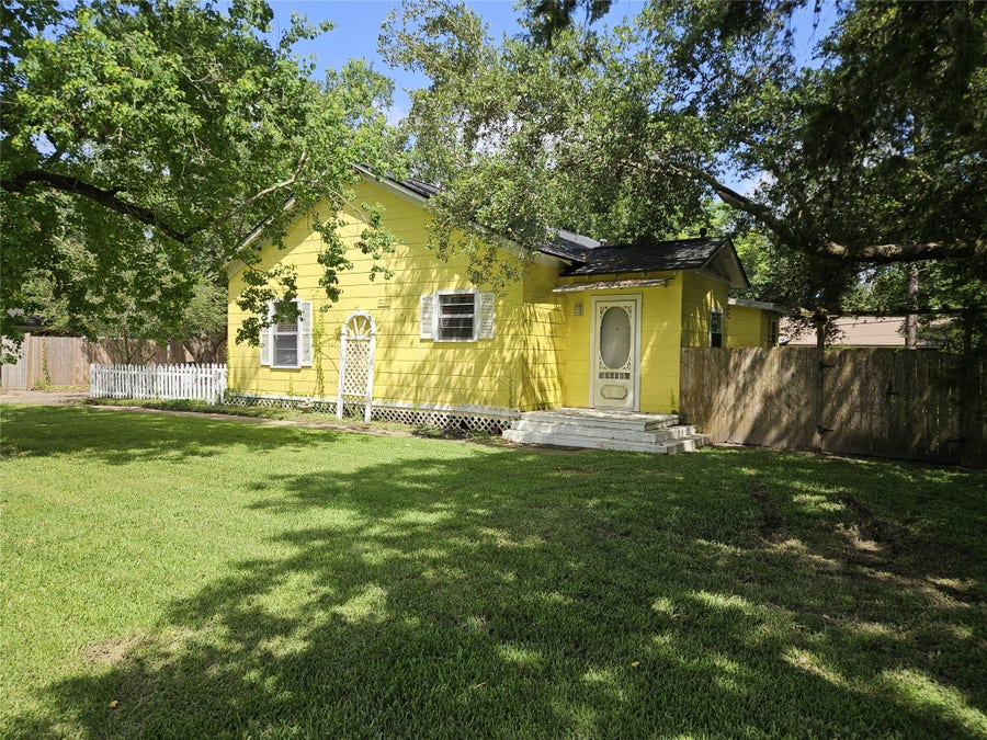 Property photo for 109 Sunnyview Avenue, Friendswood, TX