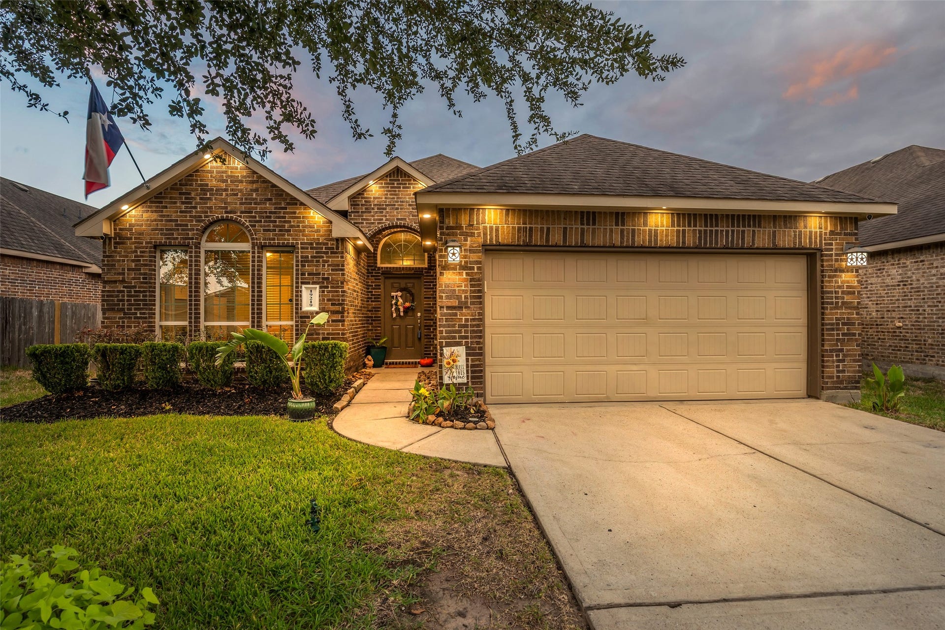 Exterior soffit lighting allows you to create a sophisticated lighting scenario. Looking for something more festive? Look at the next photo.