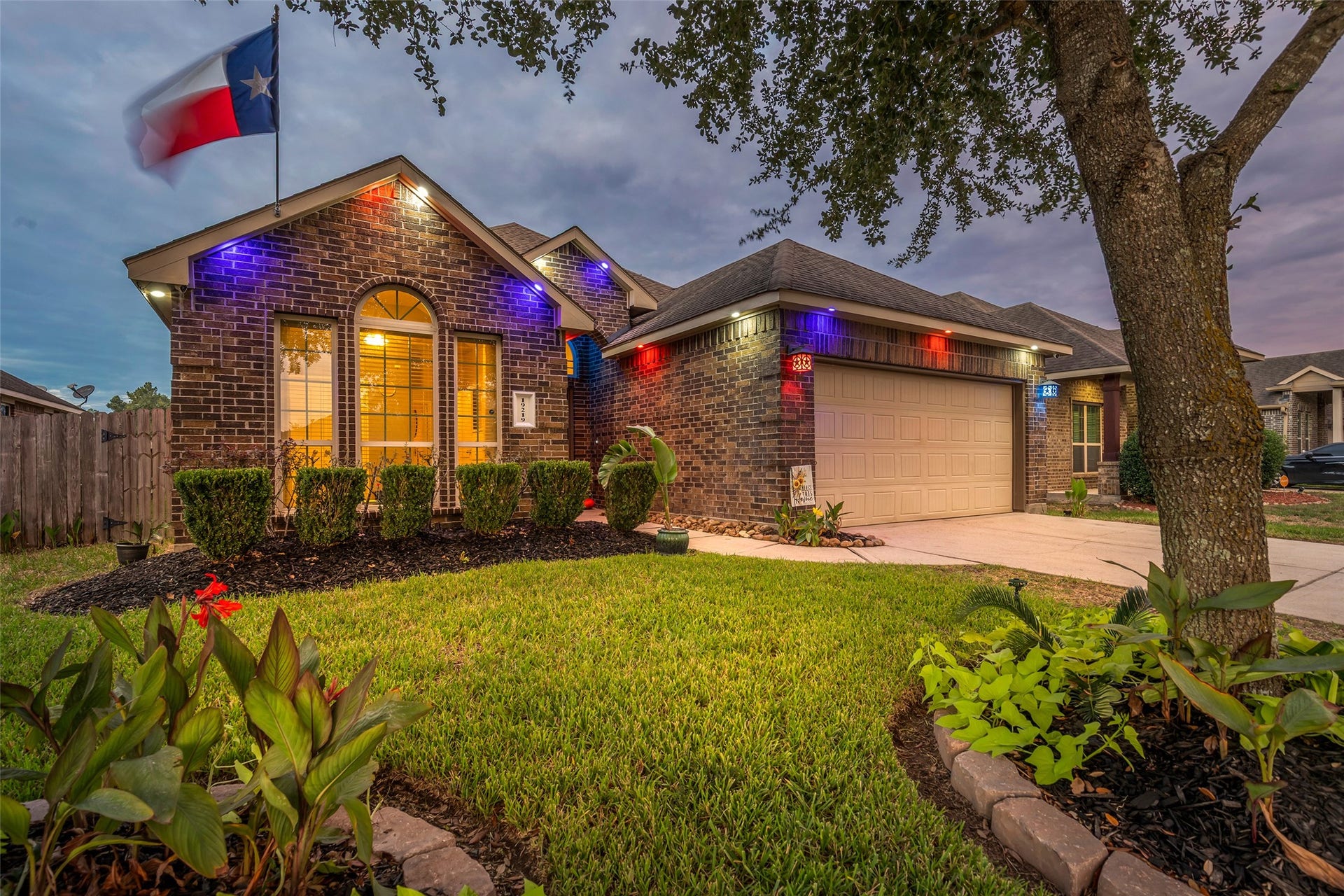 Show your true Texan colors with this combination of lights. There are dozens of options to choose from ideal for holidays or whatever vibe you're feeling.