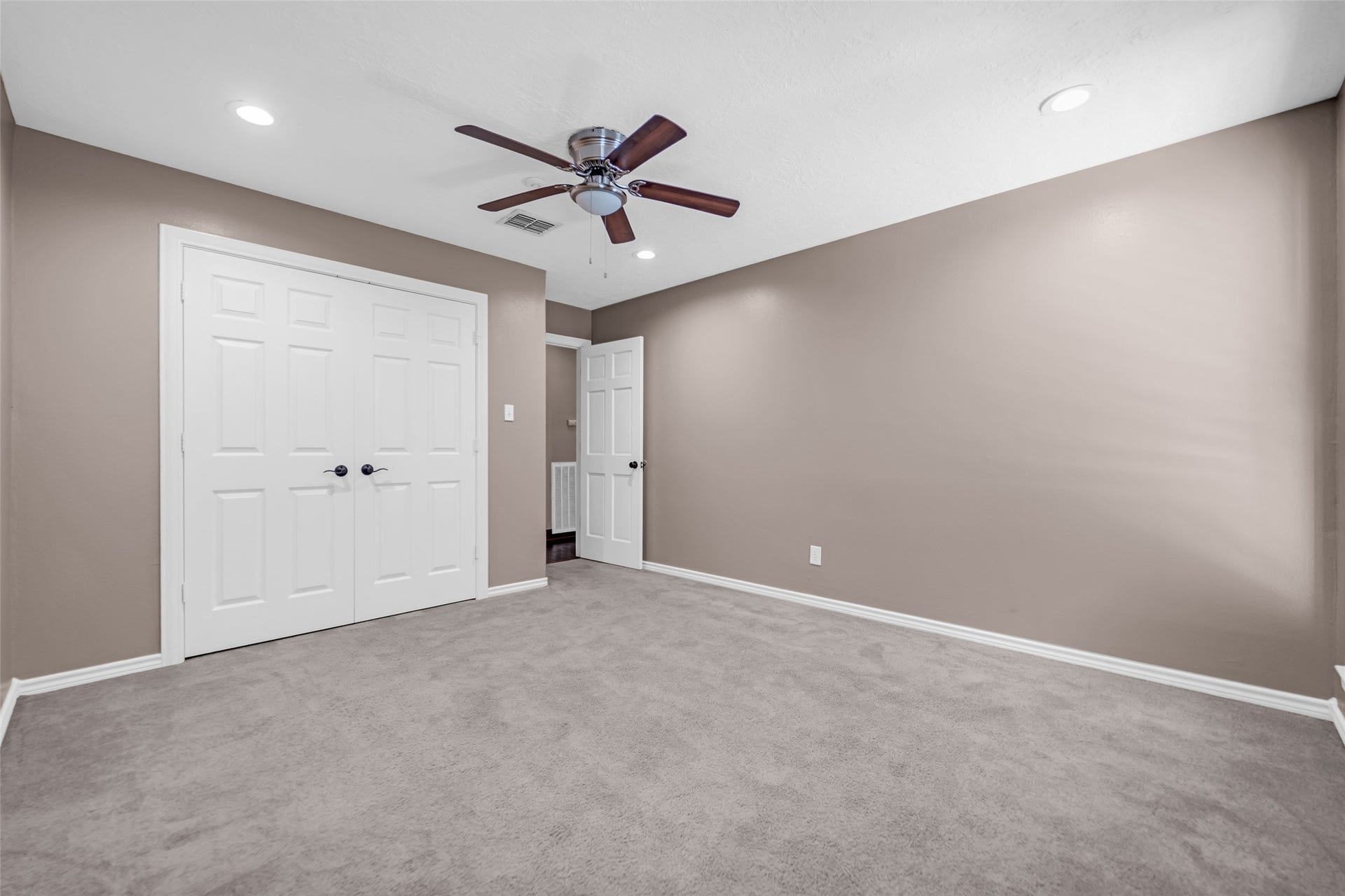 95 Paradise Valley Drive, Conroe, TX 77304