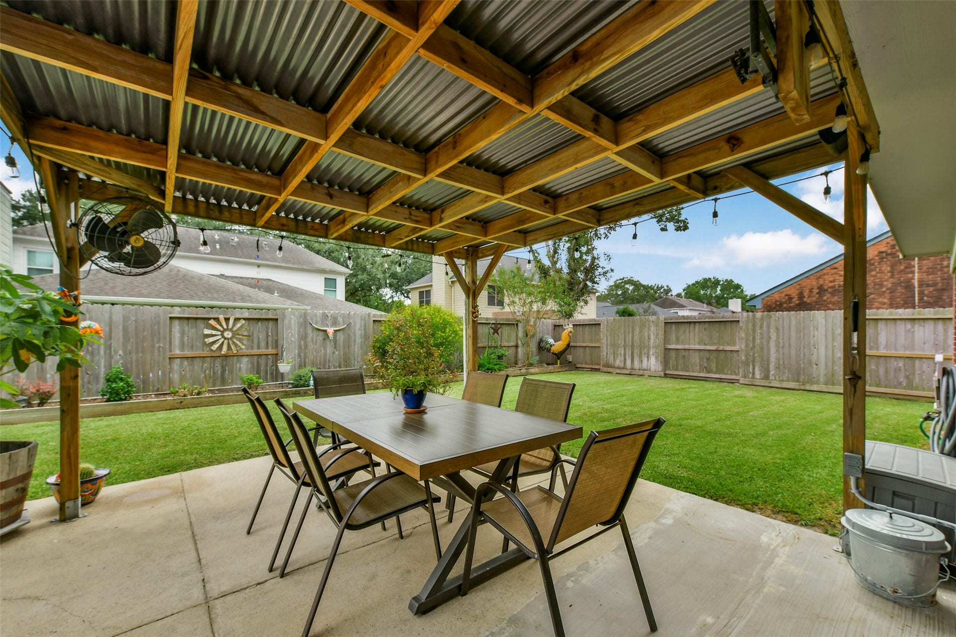 3905 Spring Circle Drive W, Pearland, TX 77584 Covered patio