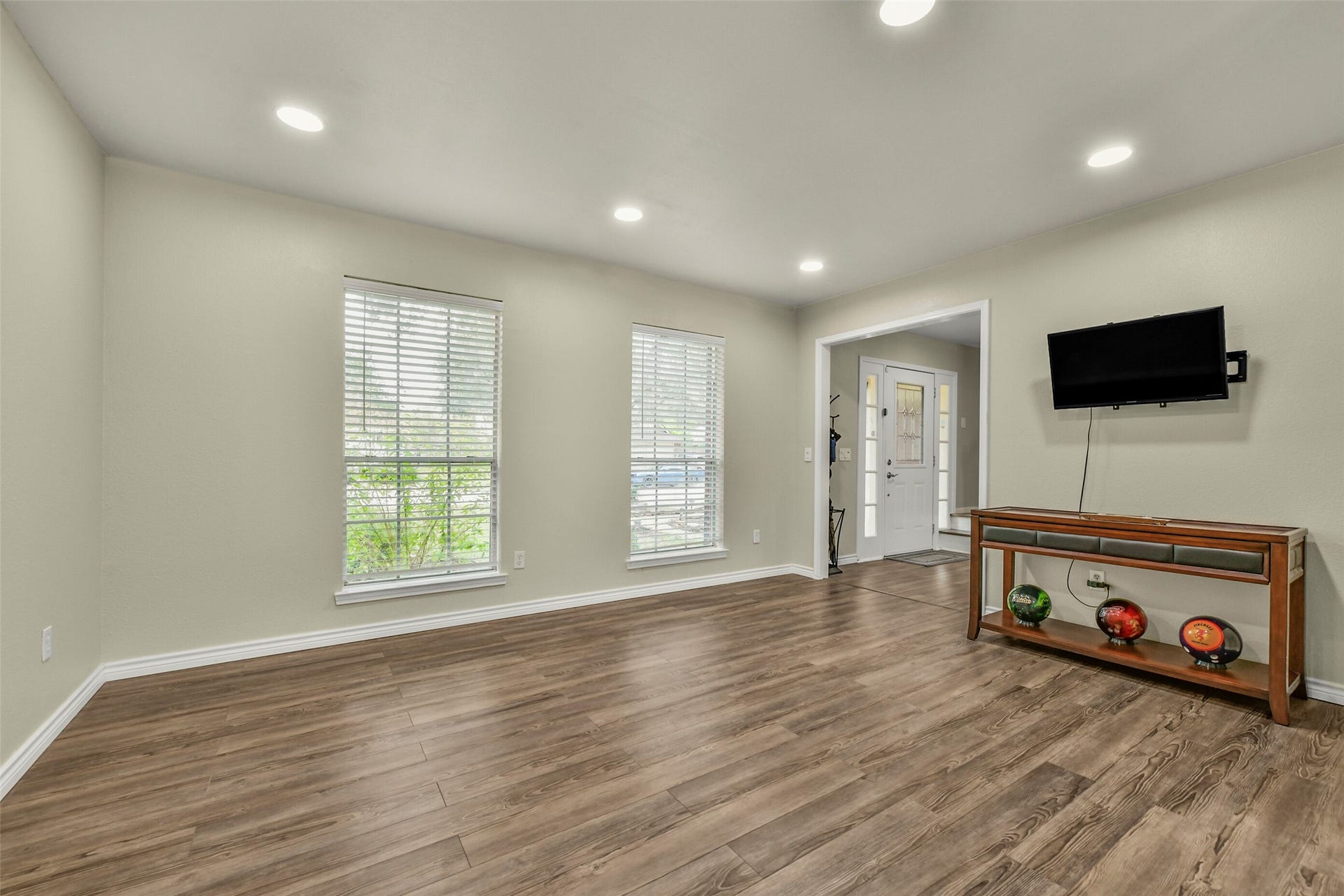3905 Spring Circle Drive W, Pearland, TX 77584 Front family room or den