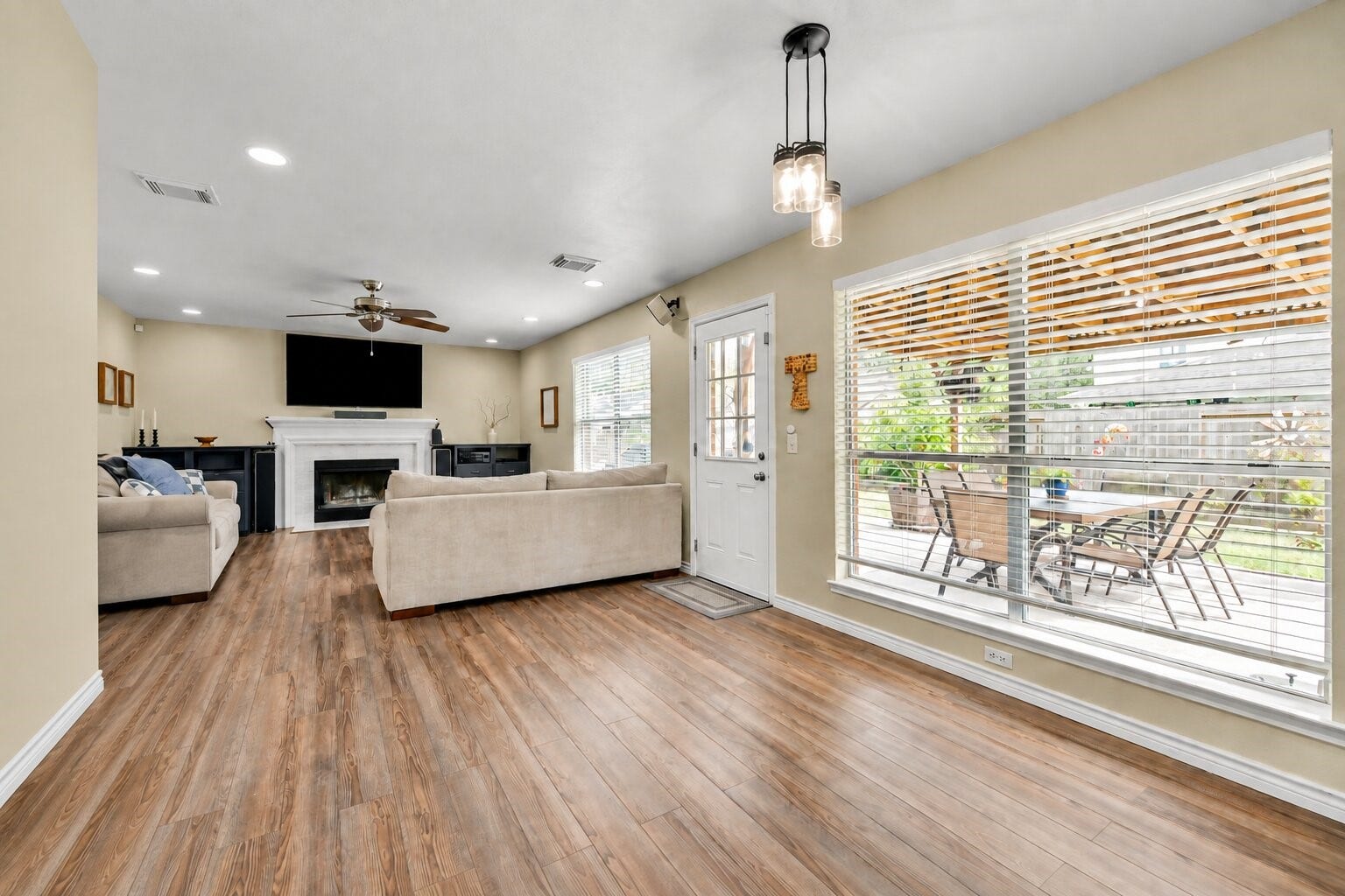 3905 Spring Circle Drive W, Pearland, TX 77584 Breakfast area