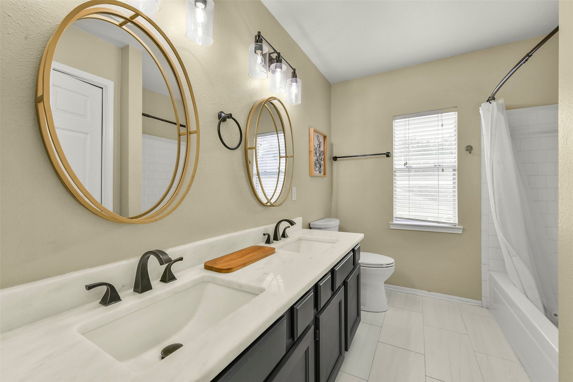 3905 Spring Circle Drive W, Pearland, TX 77584 Second full bathroom