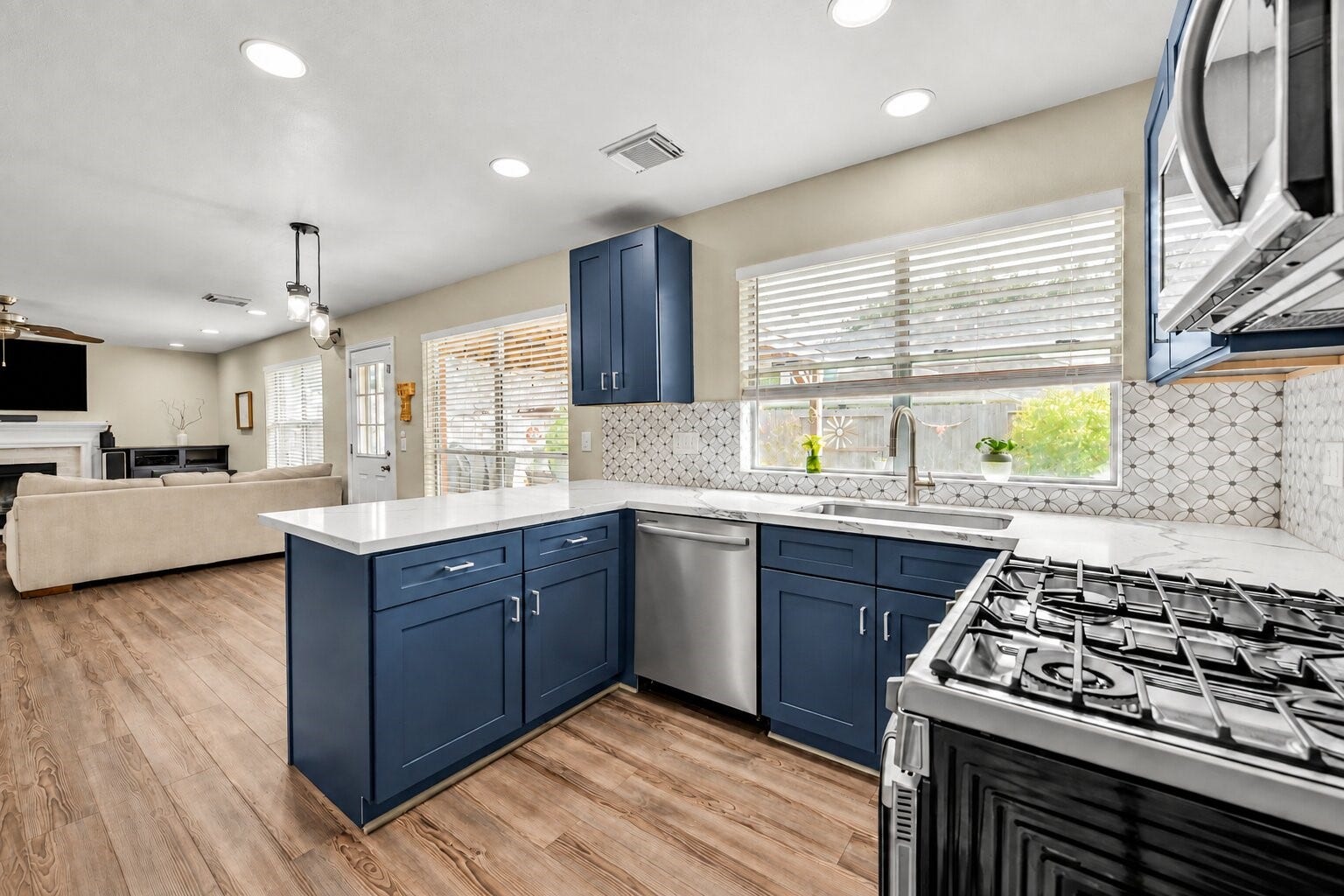 3905 Spring Circle Drive W, Pearland, TX 77584 New cabinets and quartz counters and designer blacksplash