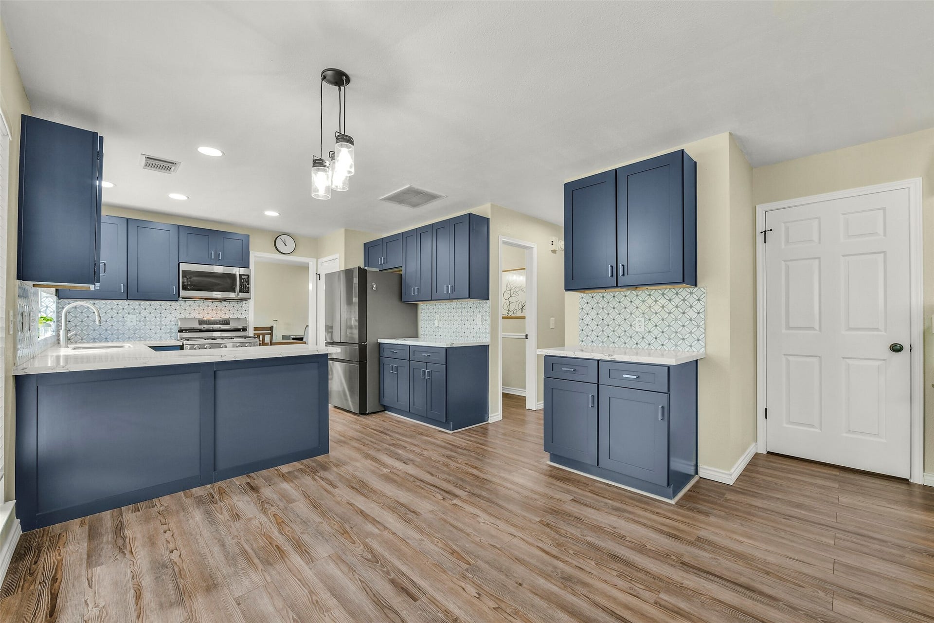 3905 Spring Circle Drive W, Pearland, TX 77584 Breakfast area open to newly remodeled kitchen