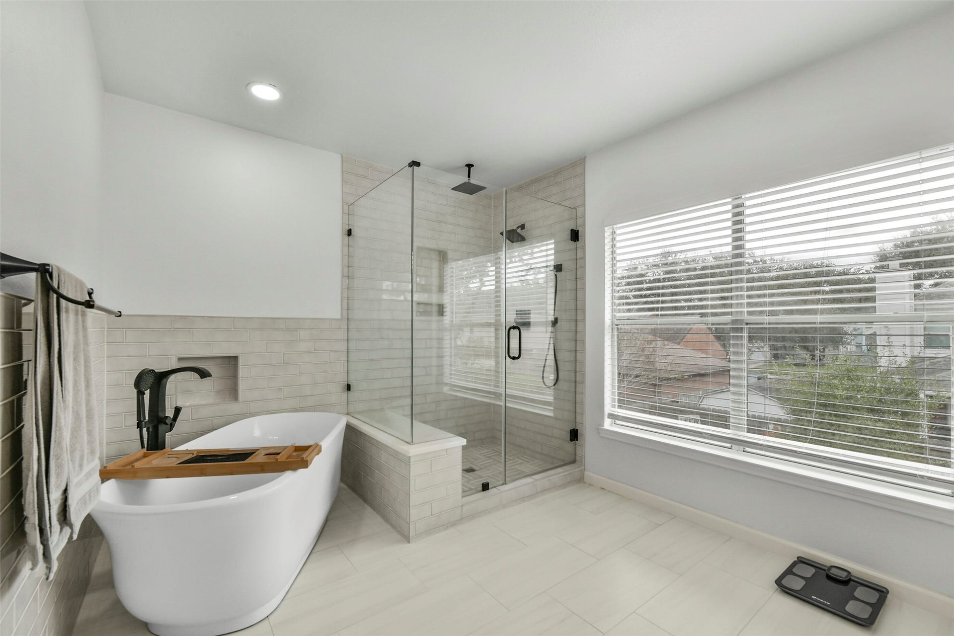 3905 Spring Circle Drive W, Pearland, TX 77584 Spacious primary bathroom
