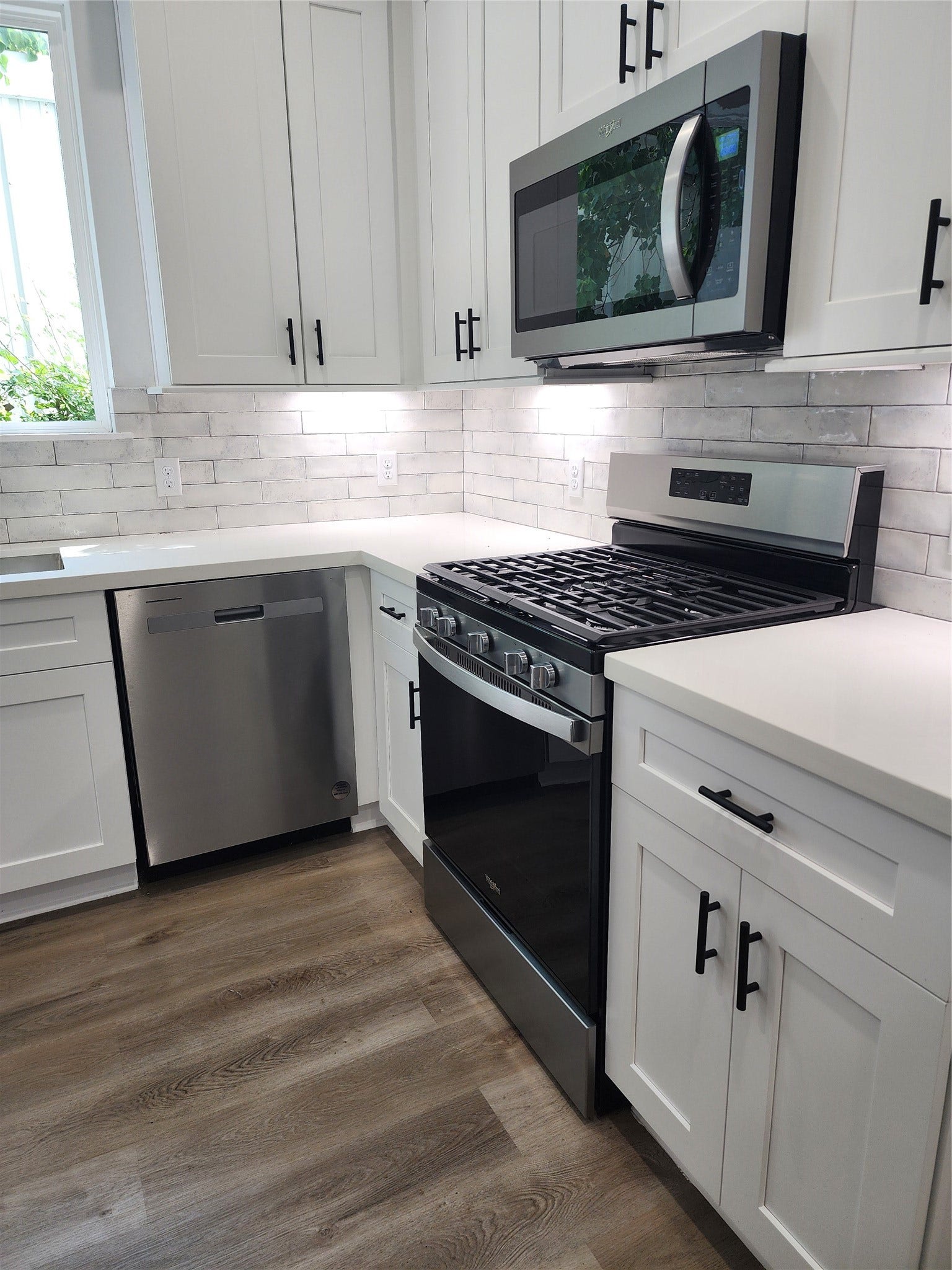 5518E CORTLANDT Street, Houston, TX 77076 Sleek range with integrated microwave/vent hood maximizes your cooking space.