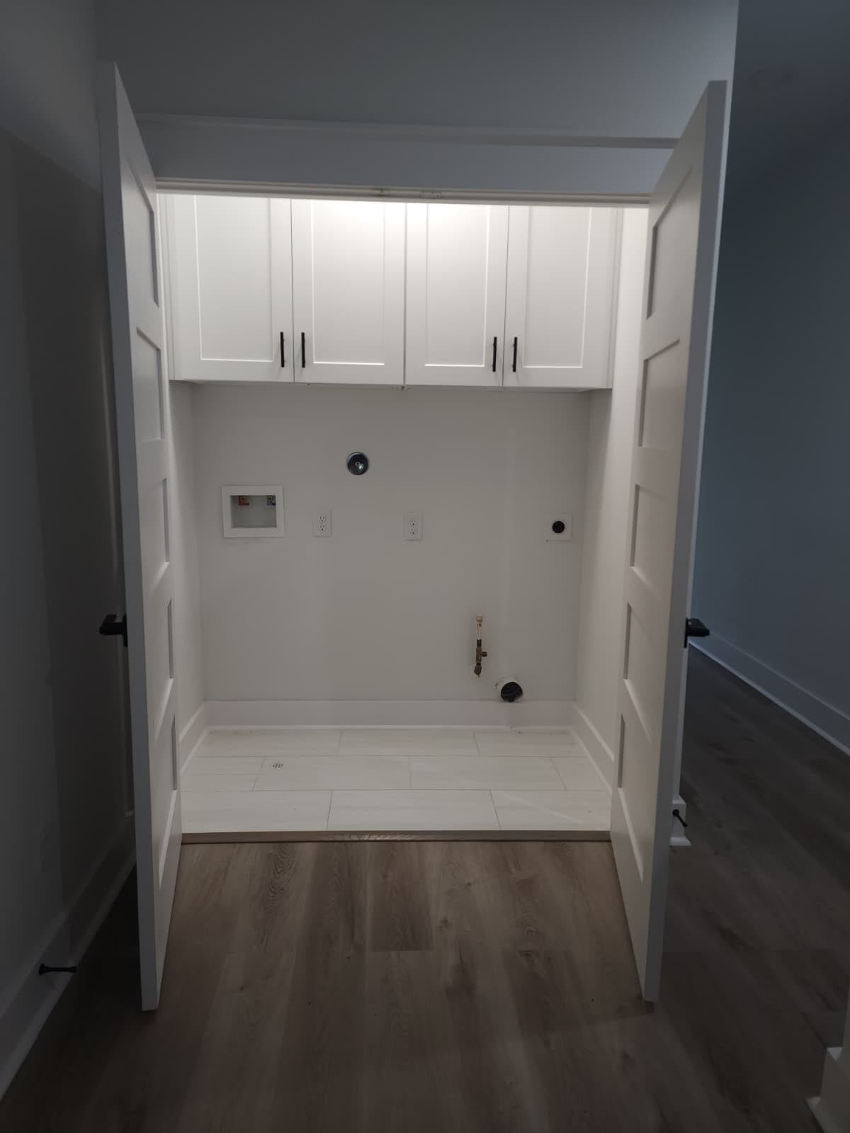 5518E CORTLANDT Street, Houston, TX 77076 Convenient second-floor laundry closet streamlines your daily chores.
