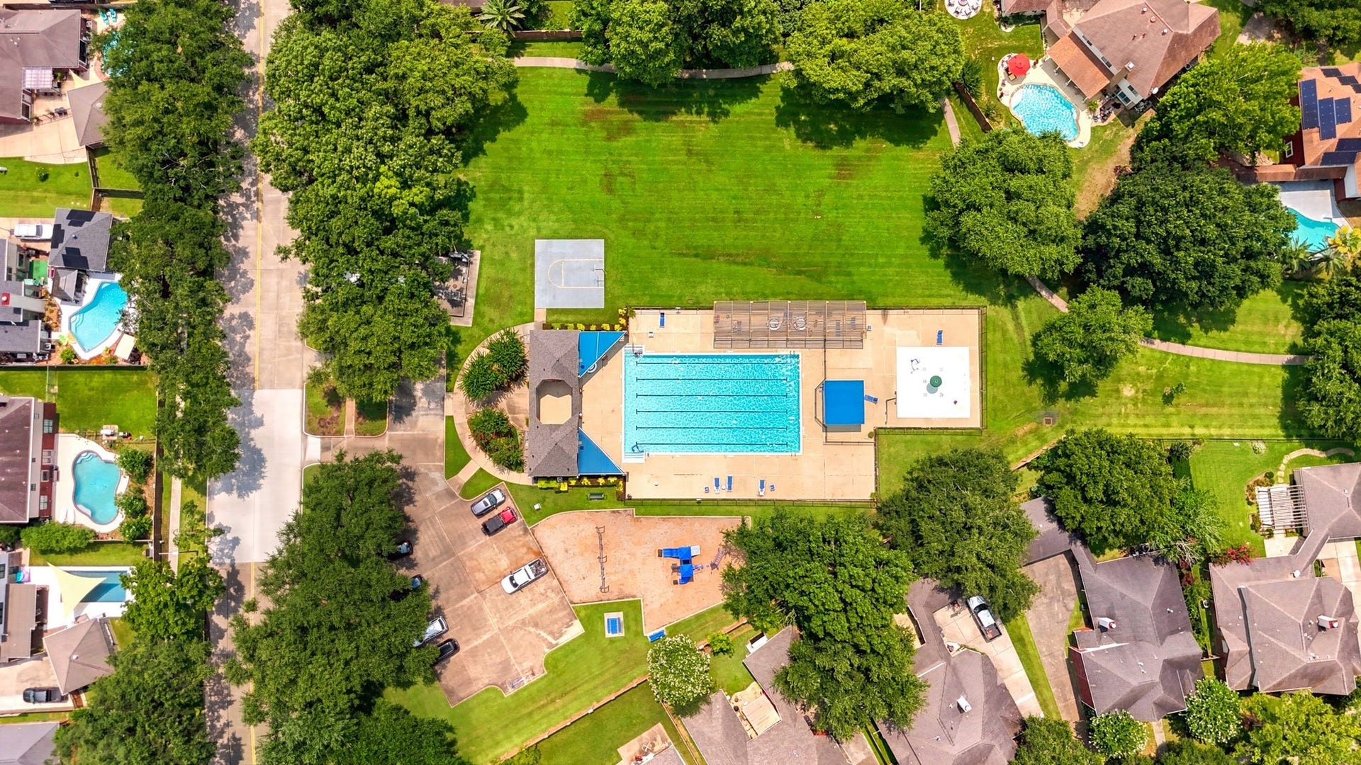 2216 Fairwater Park Drive, League City, TX 77573 Discover the vibrant heart of a family-friendly community with a stunning community pool and abundant outdoor amenities, perfect for leisure and play.