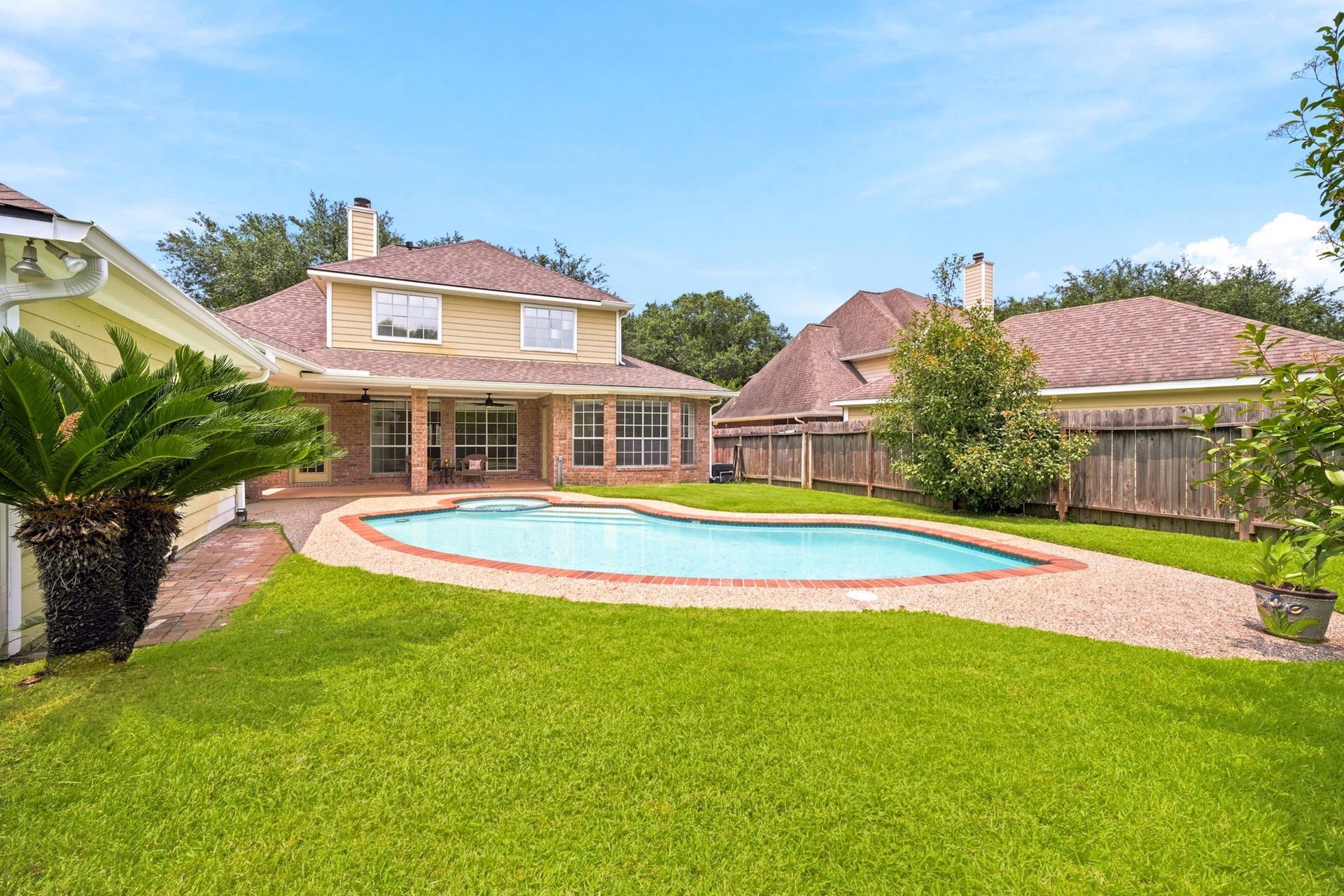 2216 Fairwater Park Drive, League City, TX 77573 Experience a serene backyard oasis featuring a spacious layout with a refreshing pool and relaxing jacuzzi.