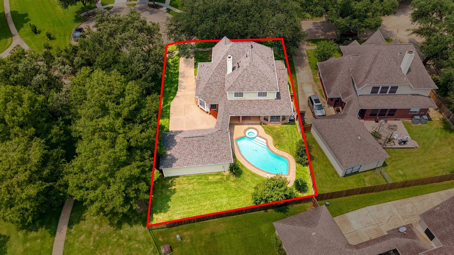 2216 Fairwater Park Drive, League City, TX 77573 Discover a spacious two-story home featuring a uniquely shaped pool in a private, fenced backyard, all surrounded by lush greenery for a serene and secluded retreat.