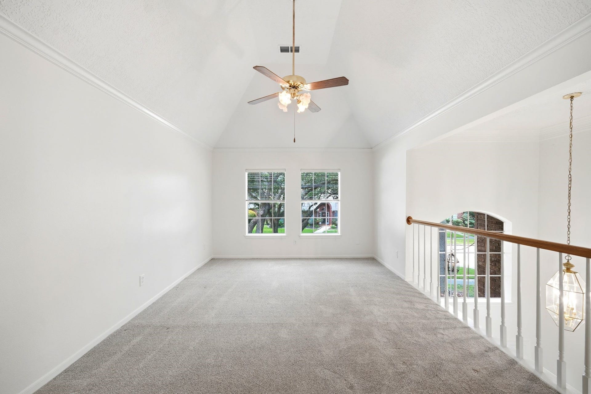 2216 Fairwater Park Drive, League City, TX 77573 Discover endless possibilities in this bright, airy gameroom, ready to be transformed into your ultimate entertainment haven.