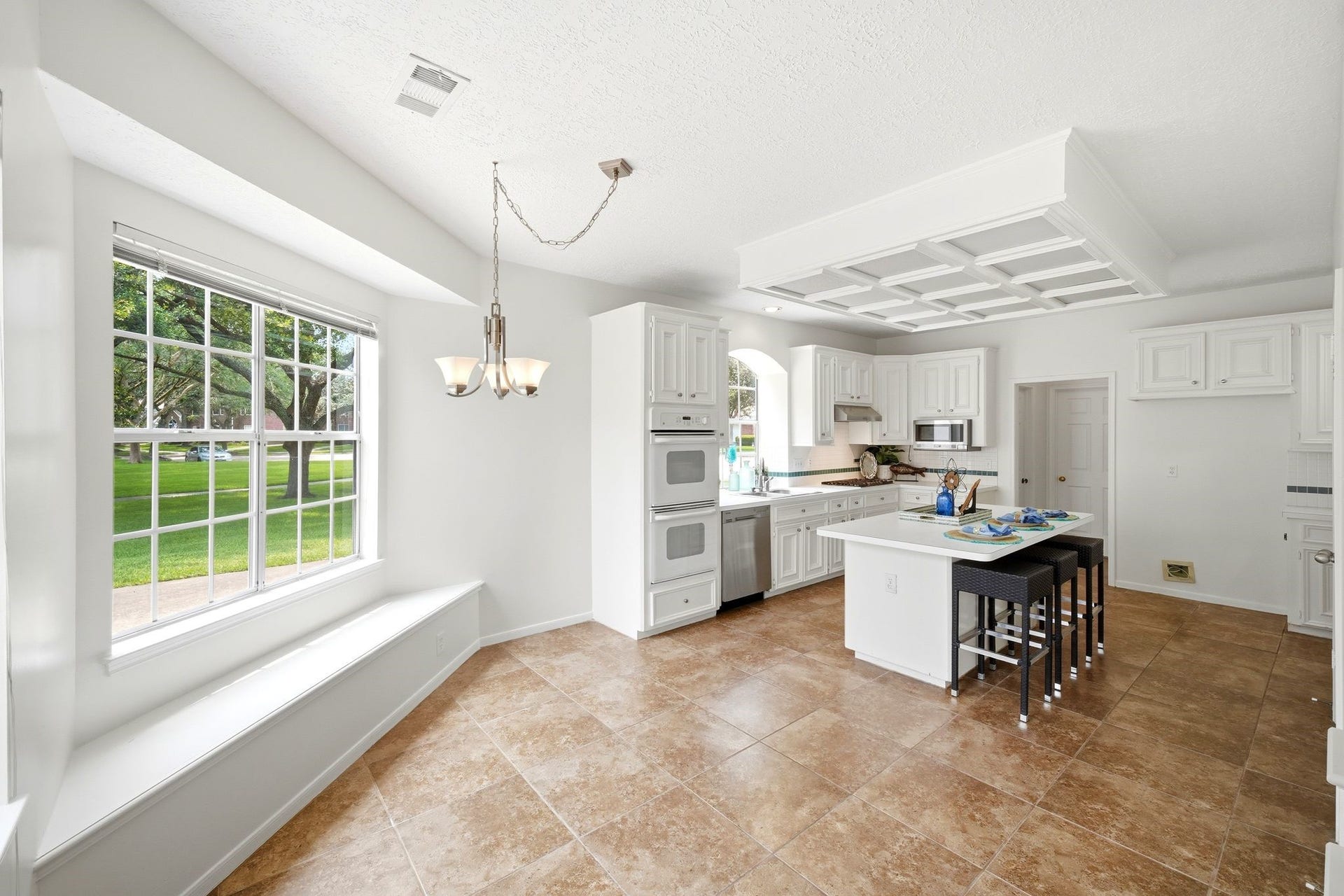 2216 Fairwater Park Drive, League City, TX 77573 Flooded with natural light, this inviting breakfast room features a spacious window seat and seamlessly connects to a modern kitchen, perfect for morning gatherings.