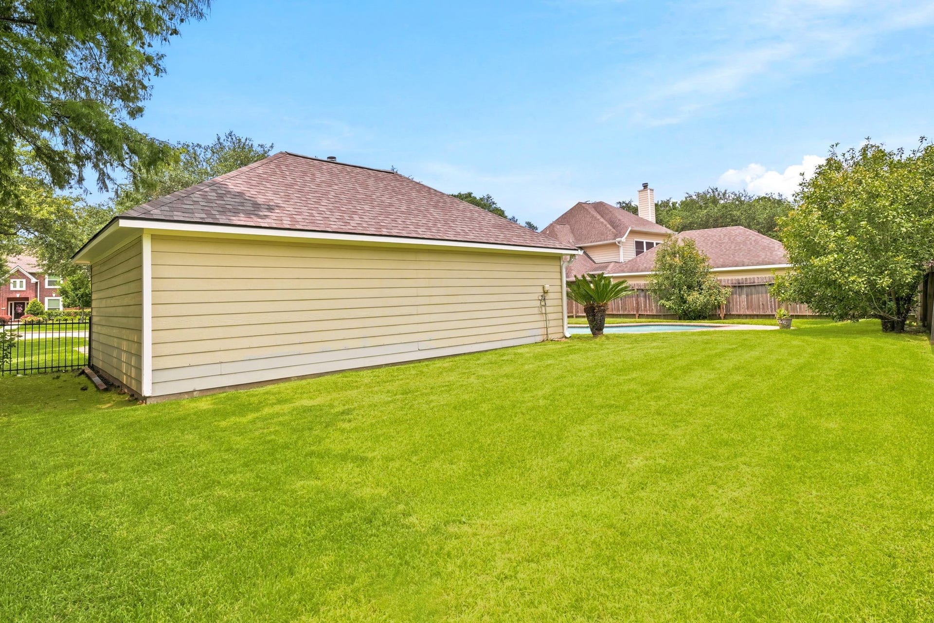 2216 Fairwater Park Drive, League City, TX 77573 Expansive and lush, this backyard offers abundant space for outdoor enjoyment and relaxation.