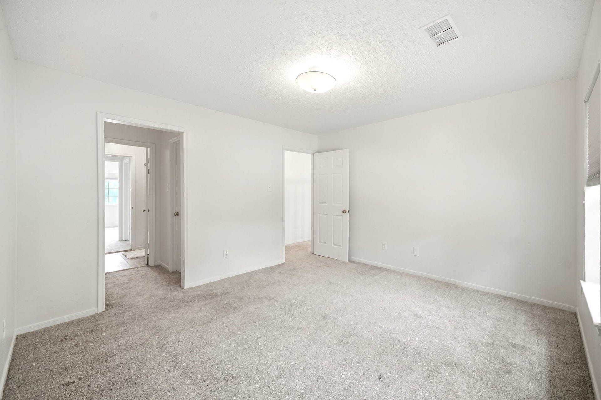 2216 Fairwater Park Drive, League City, TX 77573 Spacious and bright, this secondary bedroom offers a blank canvas with plush carpeting and ample natural light, perfect for personalizing your ideal retreat.