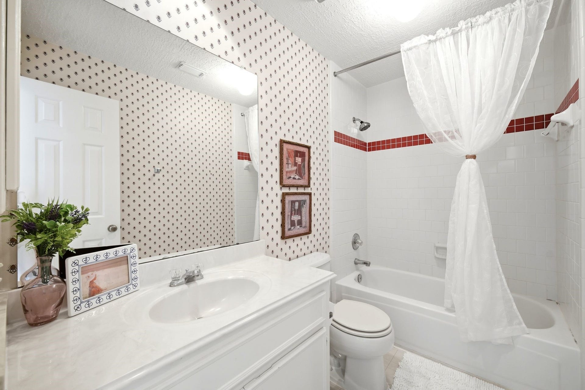 2216 Fairwater Park Drive, League City, TX 77573 Upstairs, the second bathroom offers a charming tub/shower combo, accented by a bright and inviting design that ensures relaxation and convenience.
