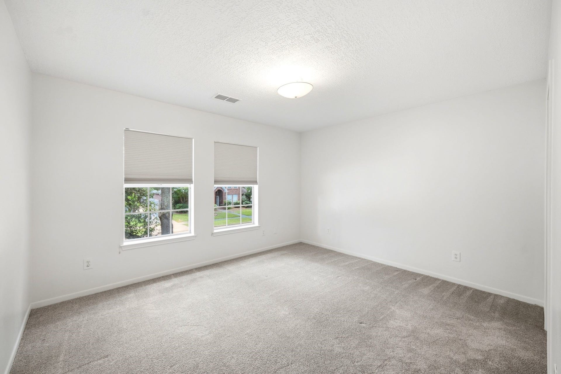 2216 Fairwater Park Drive, League City, TX 77573 Bright and spacious, this unstaged fourth bedroom offers a blank canvas to create your ideal retreat.
