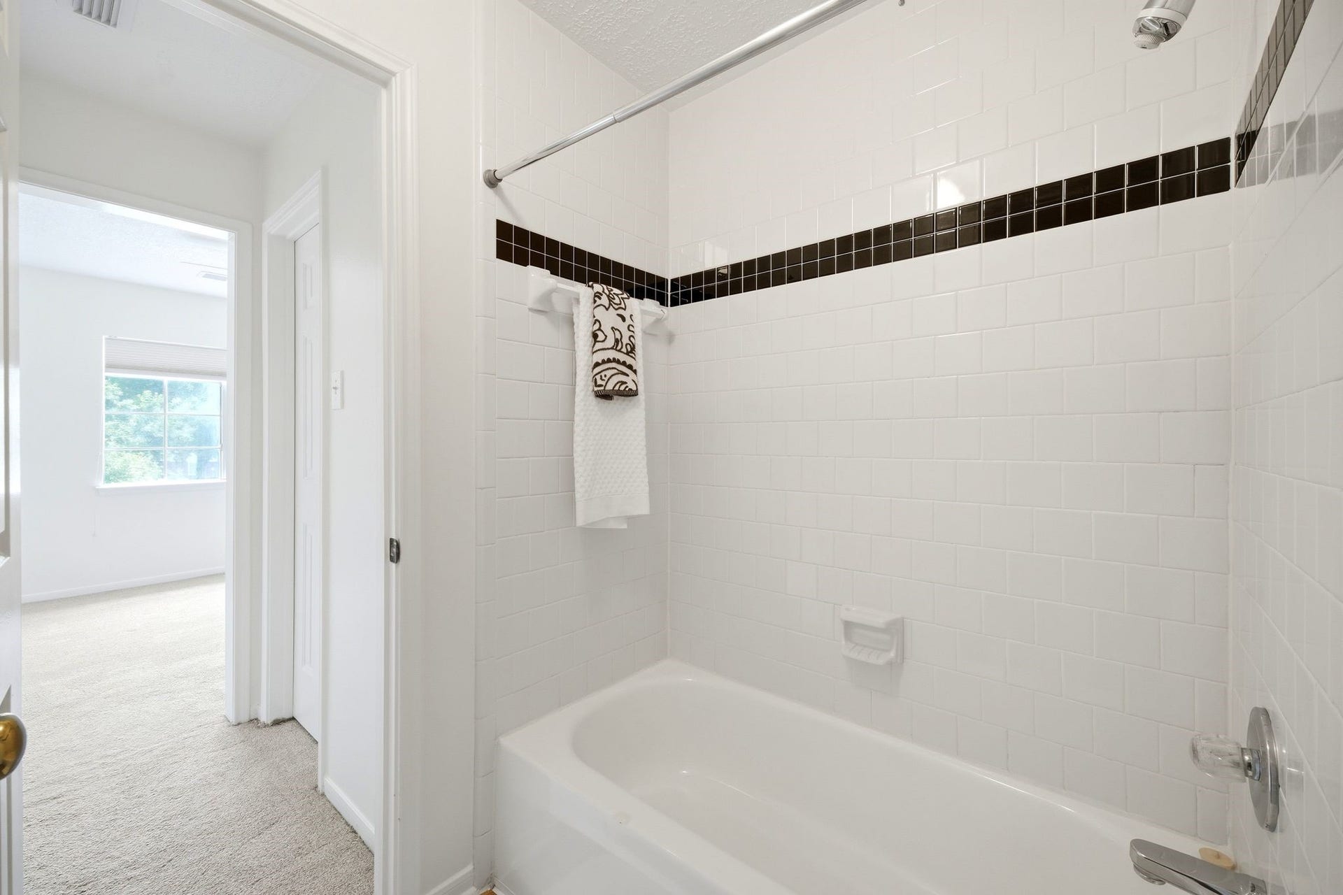 2216 Fairwater Park Drive, League City, TX 77573 Experience seamless convenience with a Jack-and-Jill bathroom that features a stylish tub/shower combo, perfect for shared living.