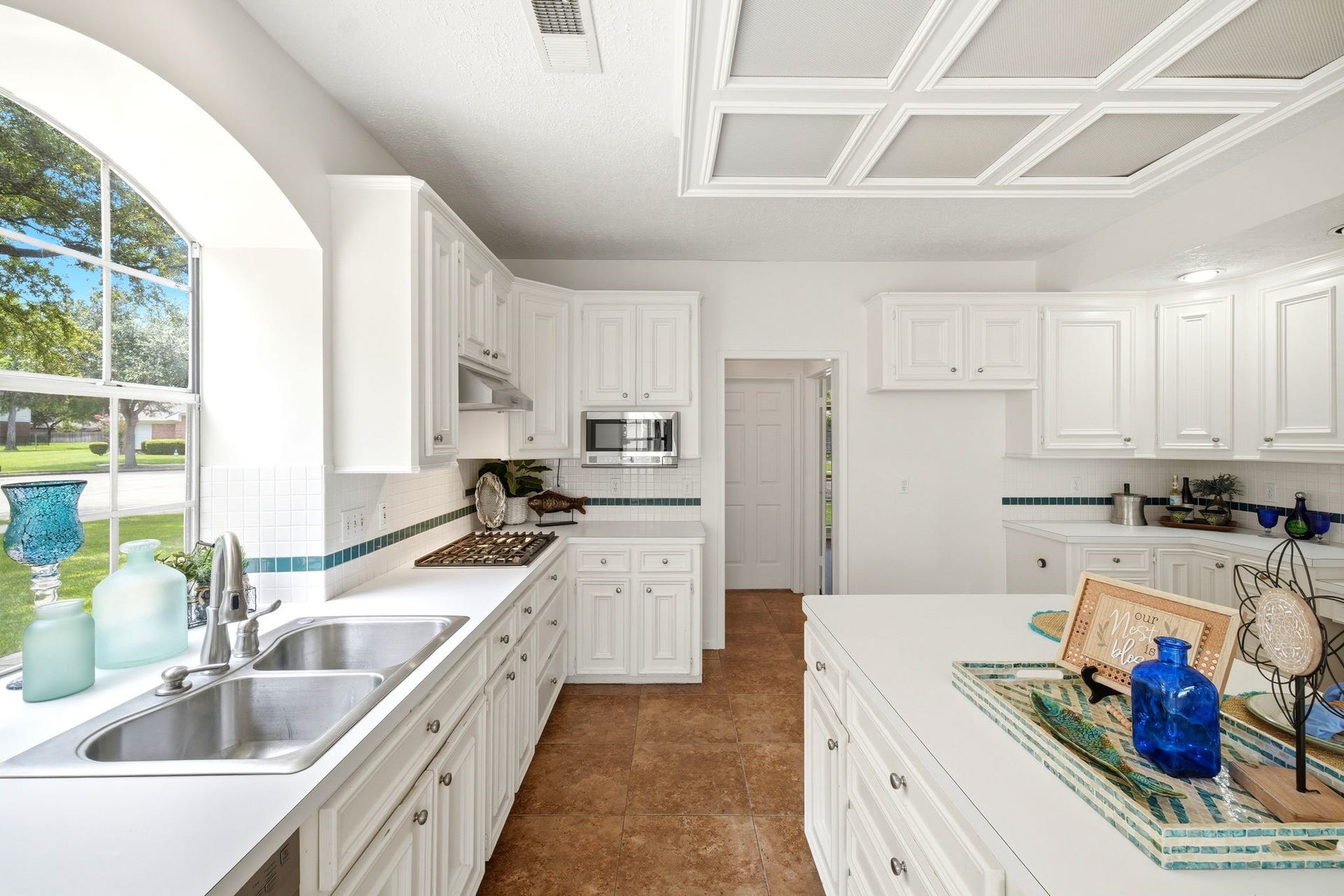2216 Fairwater Park Drive, League City, TX 77573 Experience the perfect blend of functionality and style in this kitchen with double sinks, ample counter space, abundant storage, a cozy desk area, and a delightful coffee bar.
