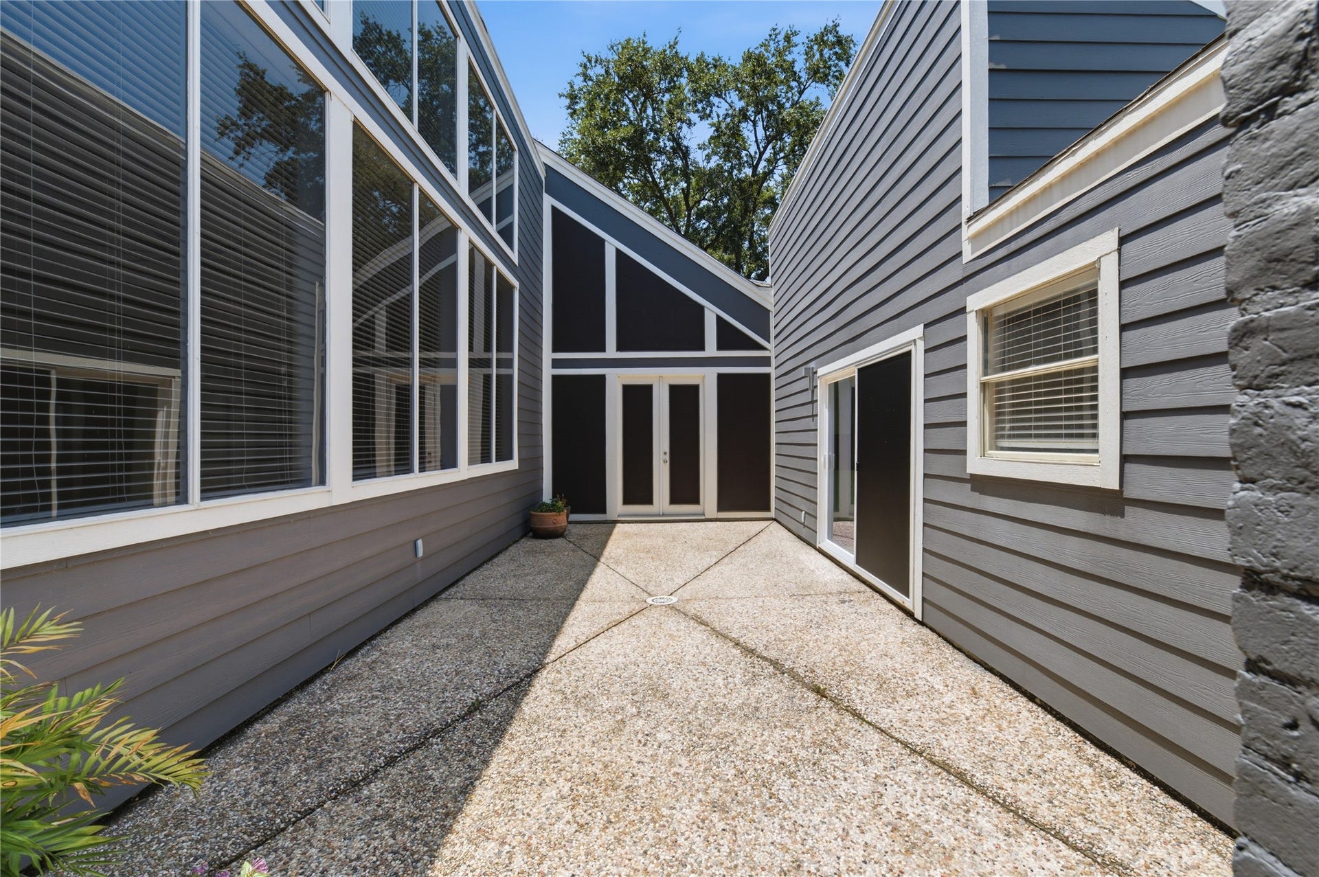 703 Queensmill Court, Houston, TX 77079 Poolside patio with direct access to the kitchen.