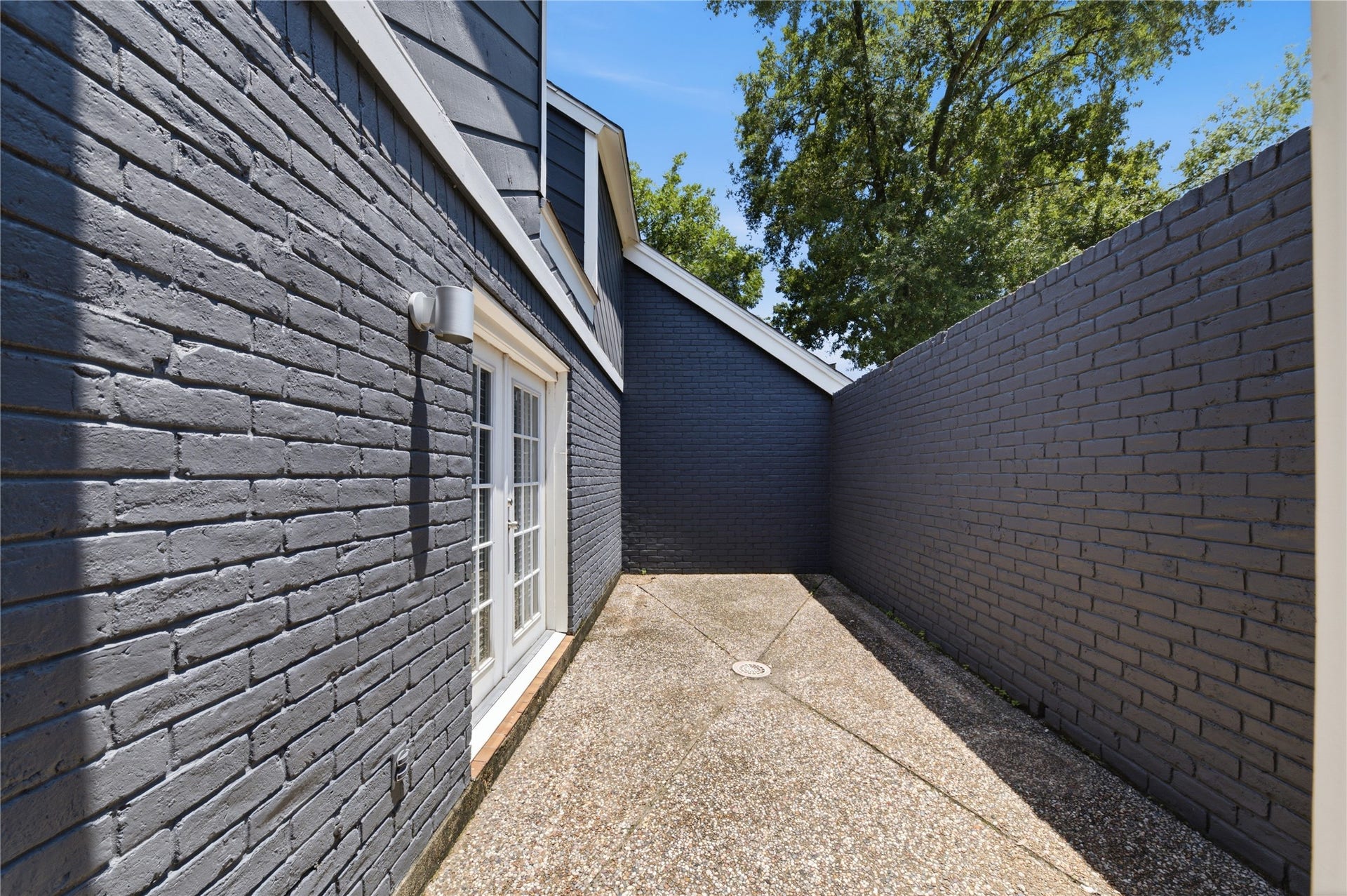 703 Queensmill Court, Houston, TX 77079 Charming courtyard allows you to truly make this outdoor space your own!
