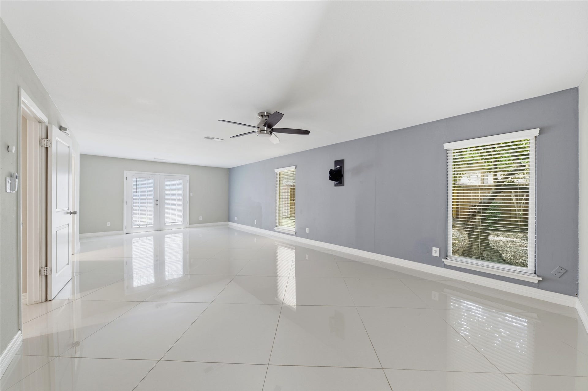 703 Queensmill Court, Houston, TX 77079 Expansive primary bedroom with pristine, carpet-free flooring and bright, neutral finishes.