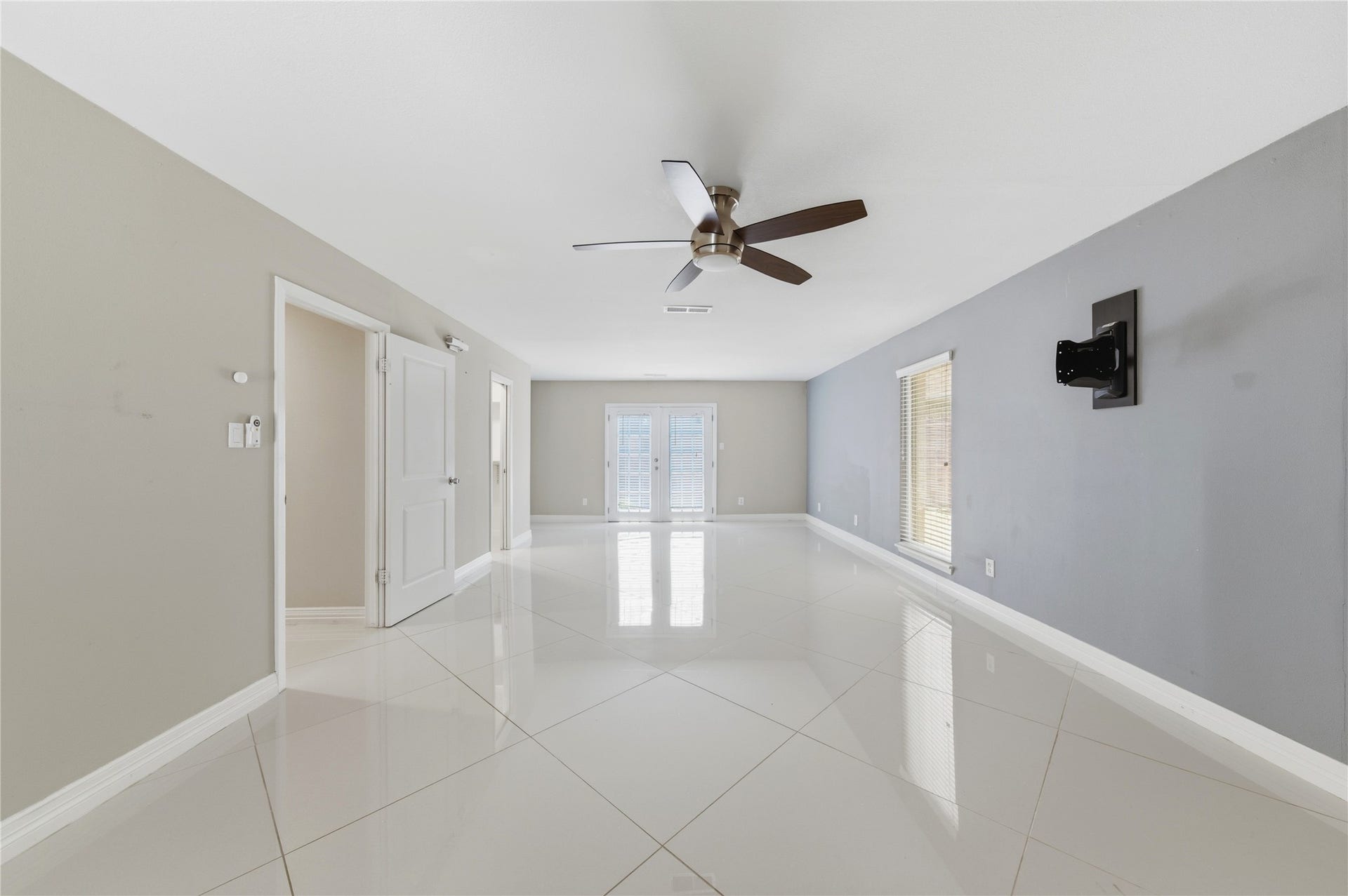 703 Queensmill Court, Houston, TX 77079 This primary suite is the perfect place to retreat after a long day!