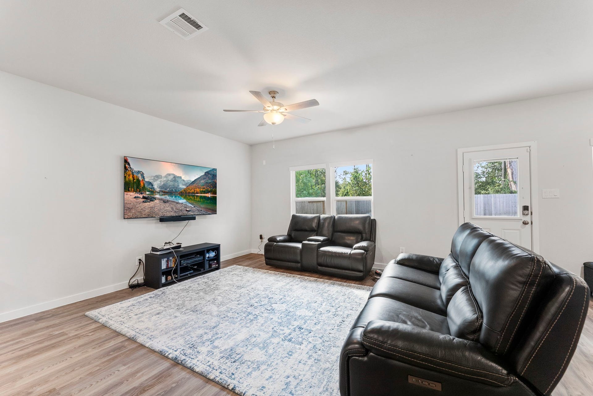 16998 Hazelnut Drive, Conroe, TX 77302 Large family room.