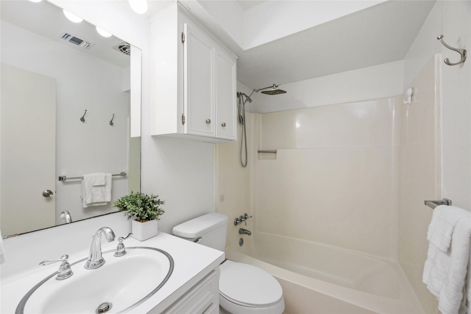 3926 Marilyn Street, Rosenberg, TX 77471 Secondary bathroom with shower/tub combo and updated shower fixture (2024)