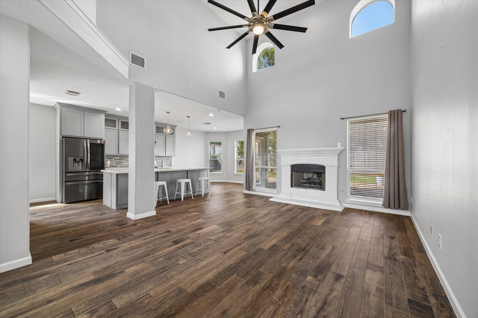 21519 Black Opal Lane, Kingwood, TX 77339 OPEN Concept Living makes it easy to gather with friends and family. Enjoy views of your huge patio and backyard through the all the windows in the living room and breakfast area.