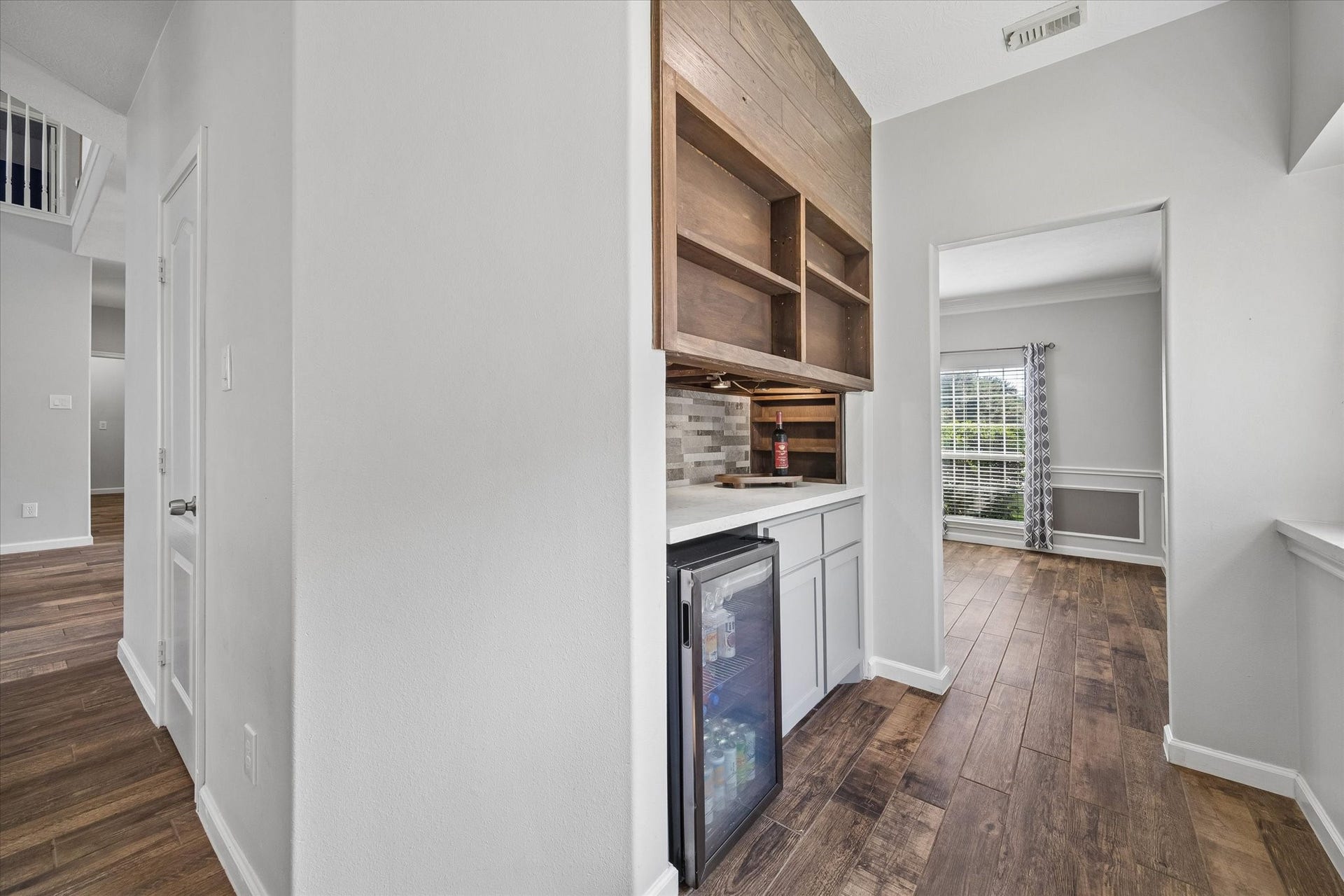 21519 Black Opal Lane, Kingwood, TX 77339 A dry bar/butler's pantry between the dining room and kitchen makes entertaining a breeze!