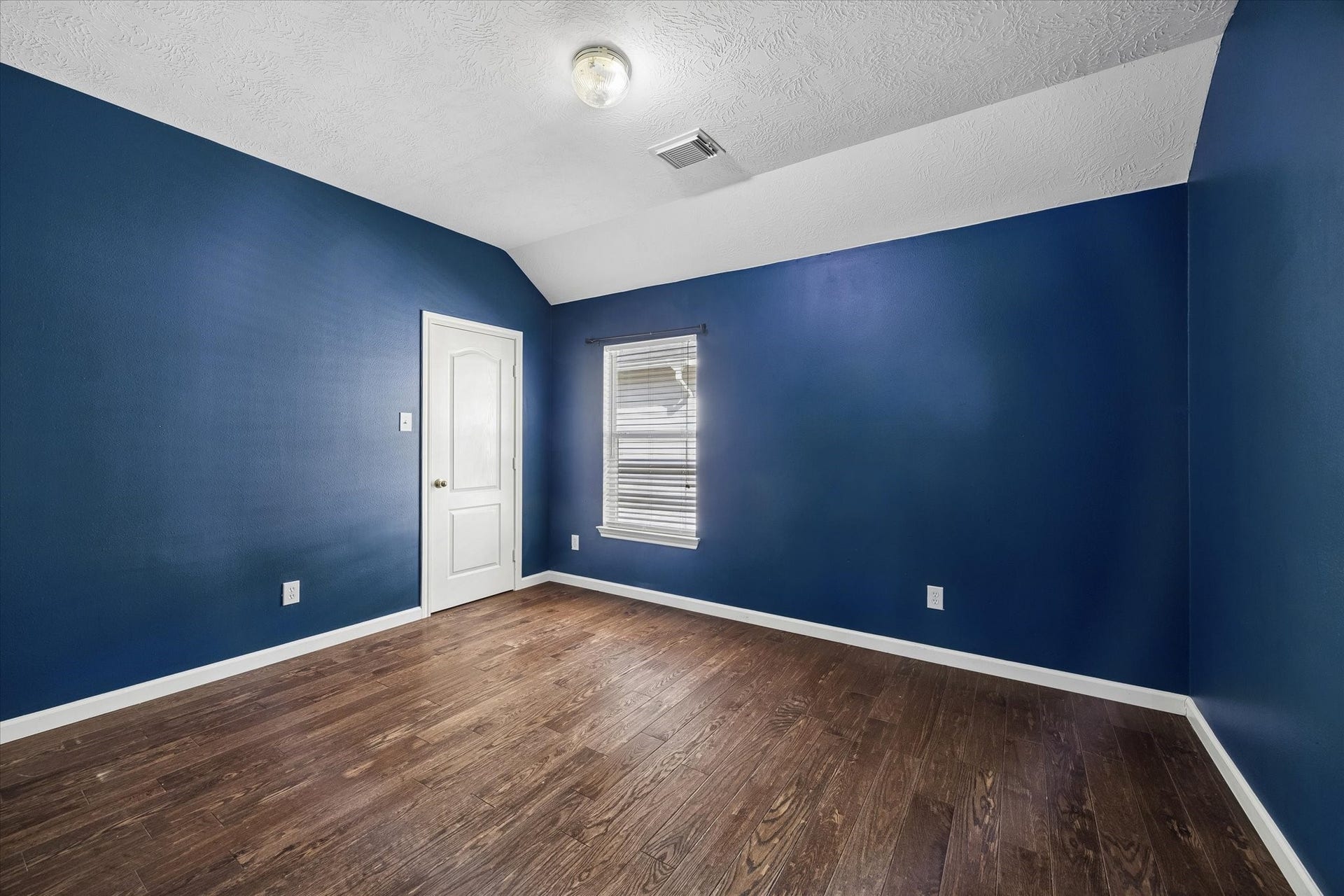 21519 Black Opal Lane, Kingwood, TX 77339 Second guest bedroom - great size, high ceiling, big closet, and wood flooring!