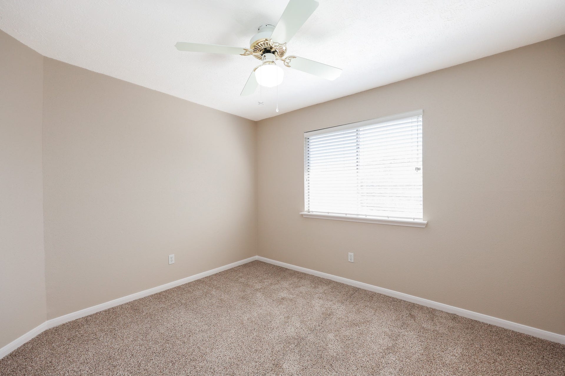 1385 El Camino Village Drive, Webster, TX 77058 1385 El Camino Village Drive, Webster, TX 77058