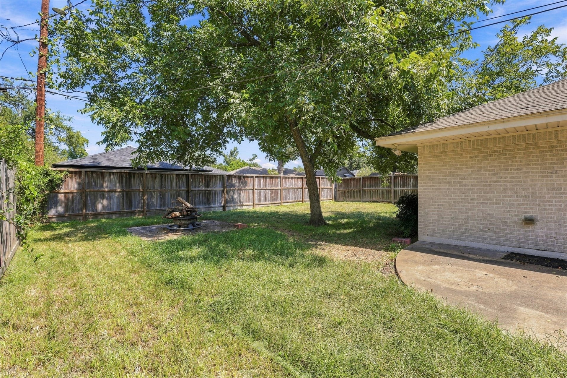 6422 Woodbrook Lane, Houston, TX 77008 Fenced Backyard with Patio