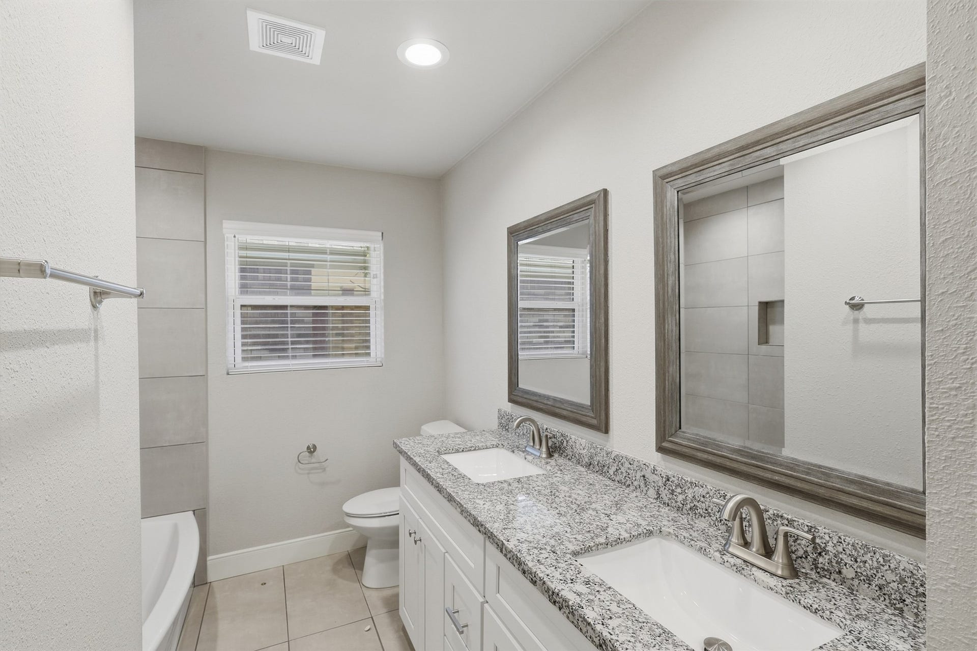 6422 Woodbrook Lane, Houston, TX 77008 Secondary Bath with Double Vanity