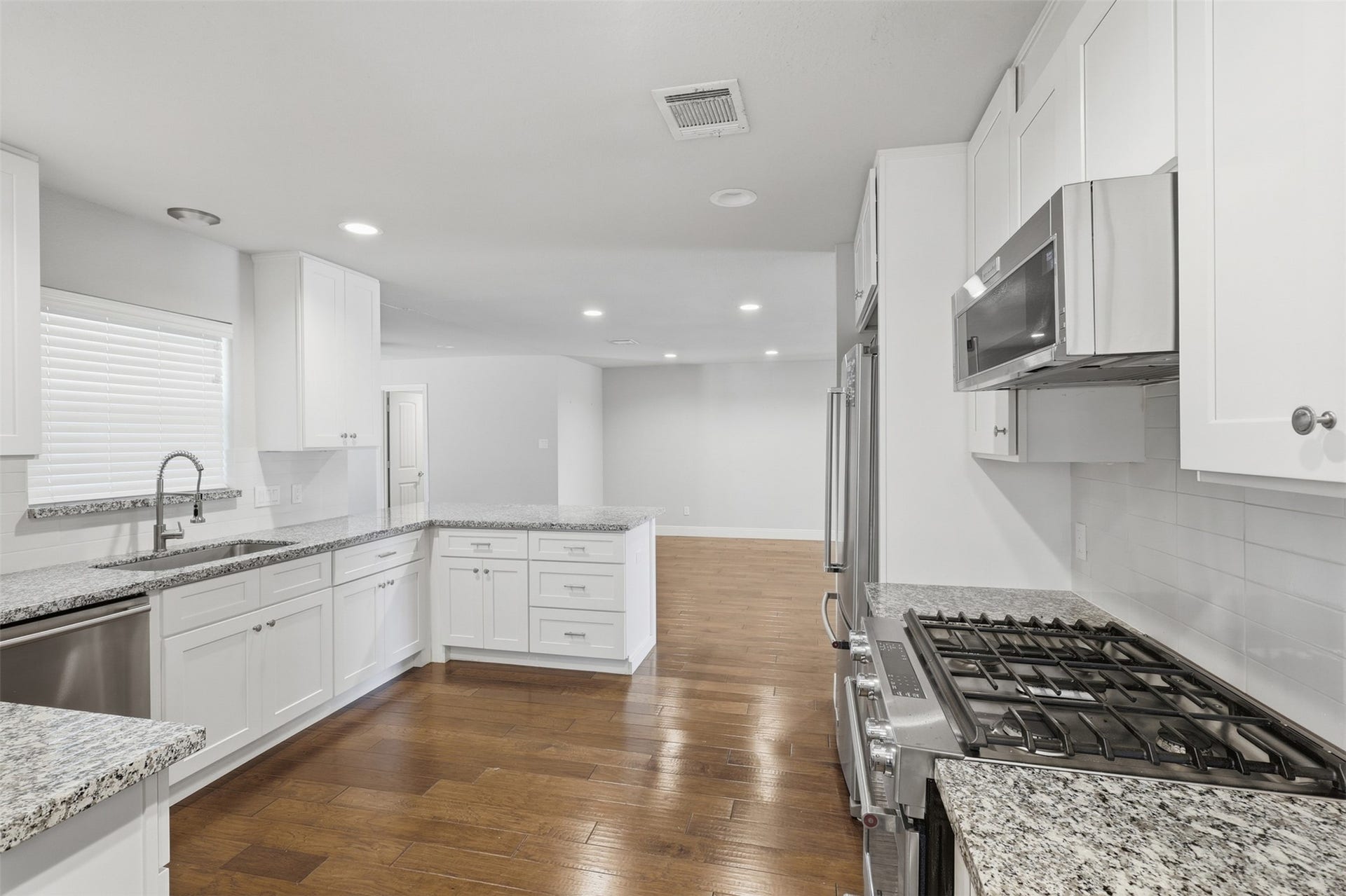 6422 Woodbrook Lane, Houston, TX 77008 Gas Range and Stainless Appliacnes