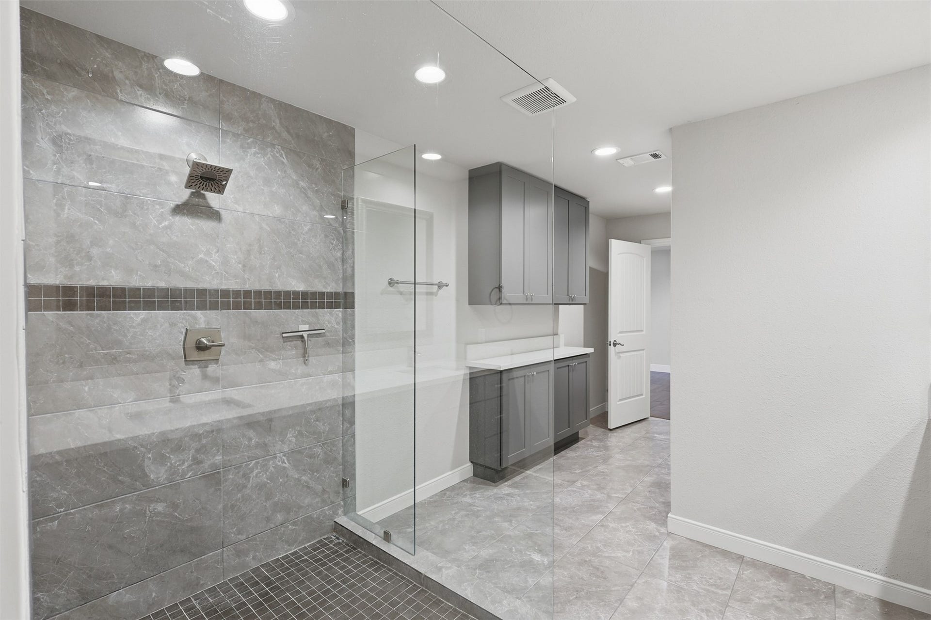 6422 Woodbrook Lane, Houston, TX 77008 Frameless Glass Walk-in Shower