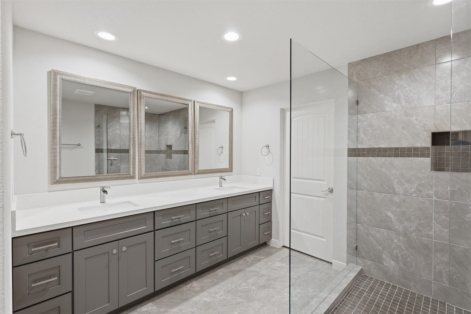 6422 Woodbrook Lane, Houston, TX 77008 Primary Bath with Double Vanity