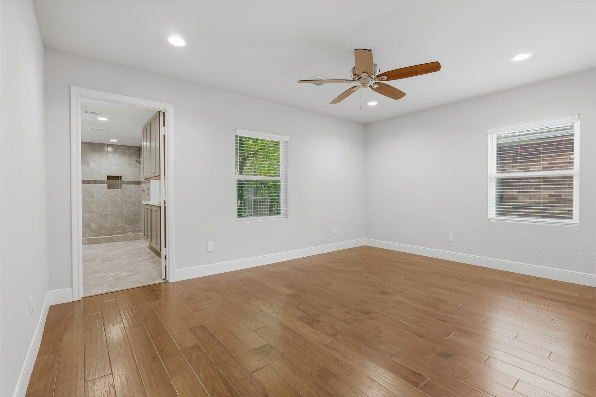 6422 Woodbrook Lane, Houston, TX 77008 Primary Bedroom with En-suite