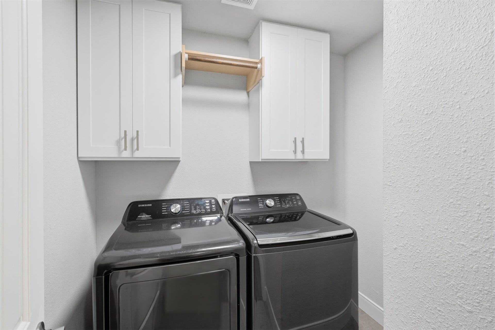 6422 Woodbrook Lane, Houston, TX 77008 Utility Room, Washer and Dryer Included