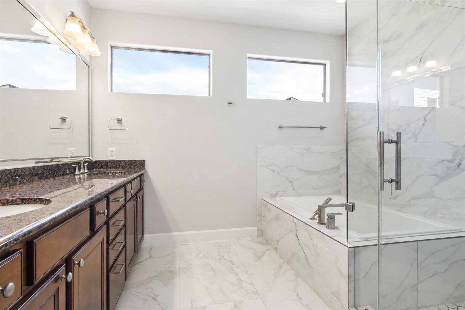 2811 Clay Street, Houston, TX 77003 Updated primary bath.