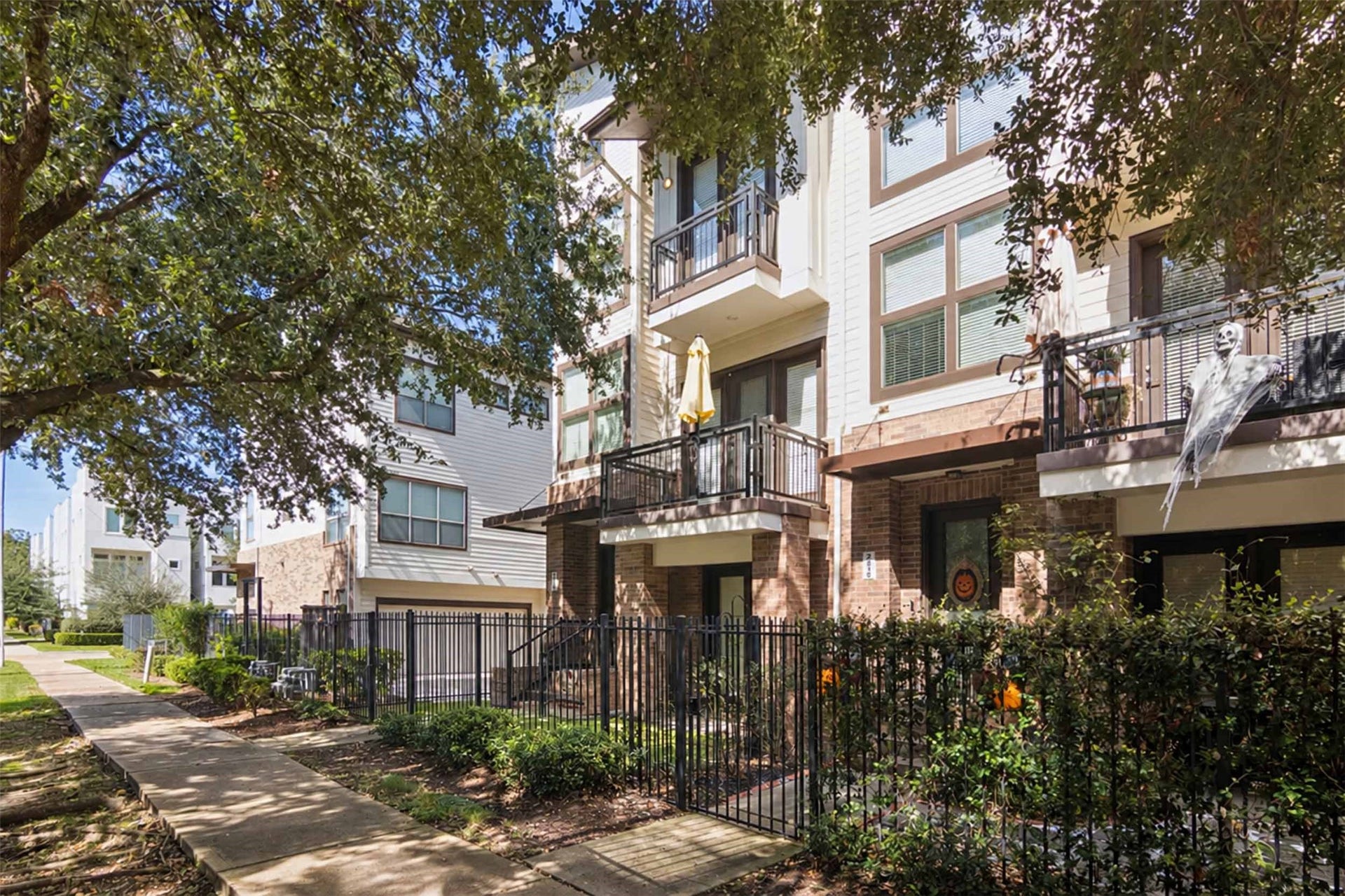 2811 Clay Street, Houston, TX 77003 Low maintenance exteriror.