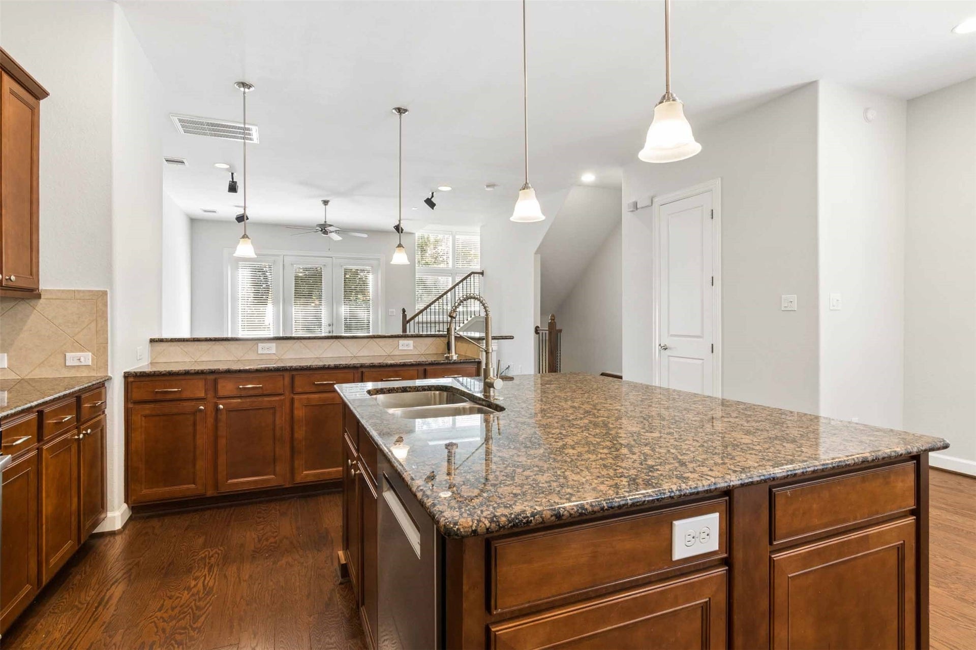 2811 Clay Street, Houston, TX 77003 Lots of cabinets and granite countertops