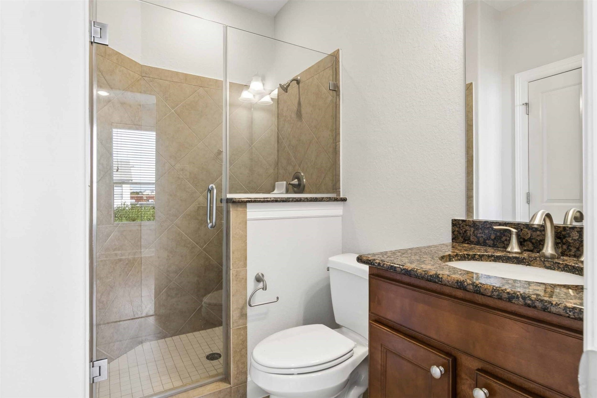 2811 Clay Street, Houston, TX 77003 Full bath and walk-in closet in third floor bedroom.