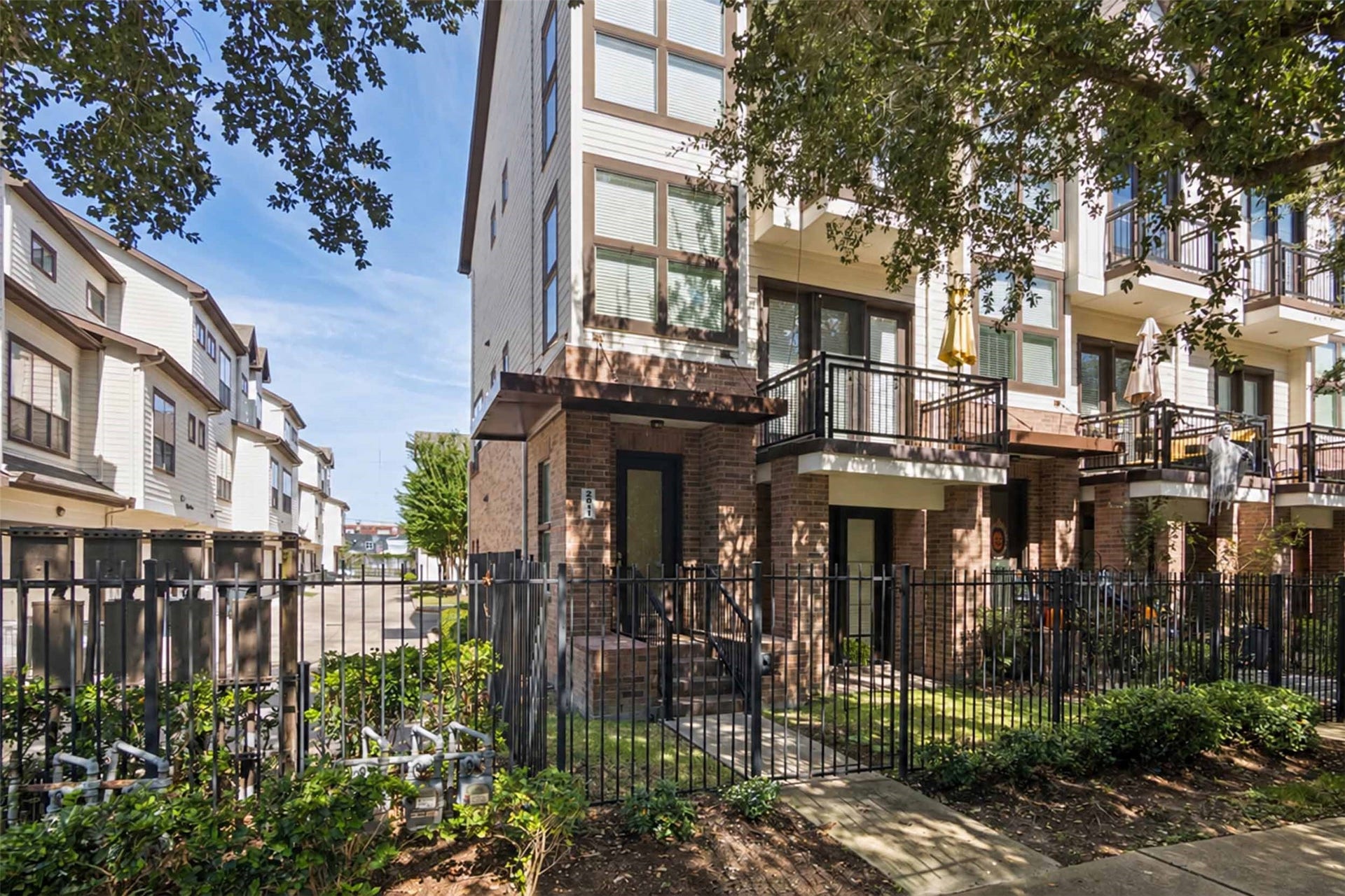 2811 Clay Street, Houston, TX 77003 Corner townhome with lots of natural light.