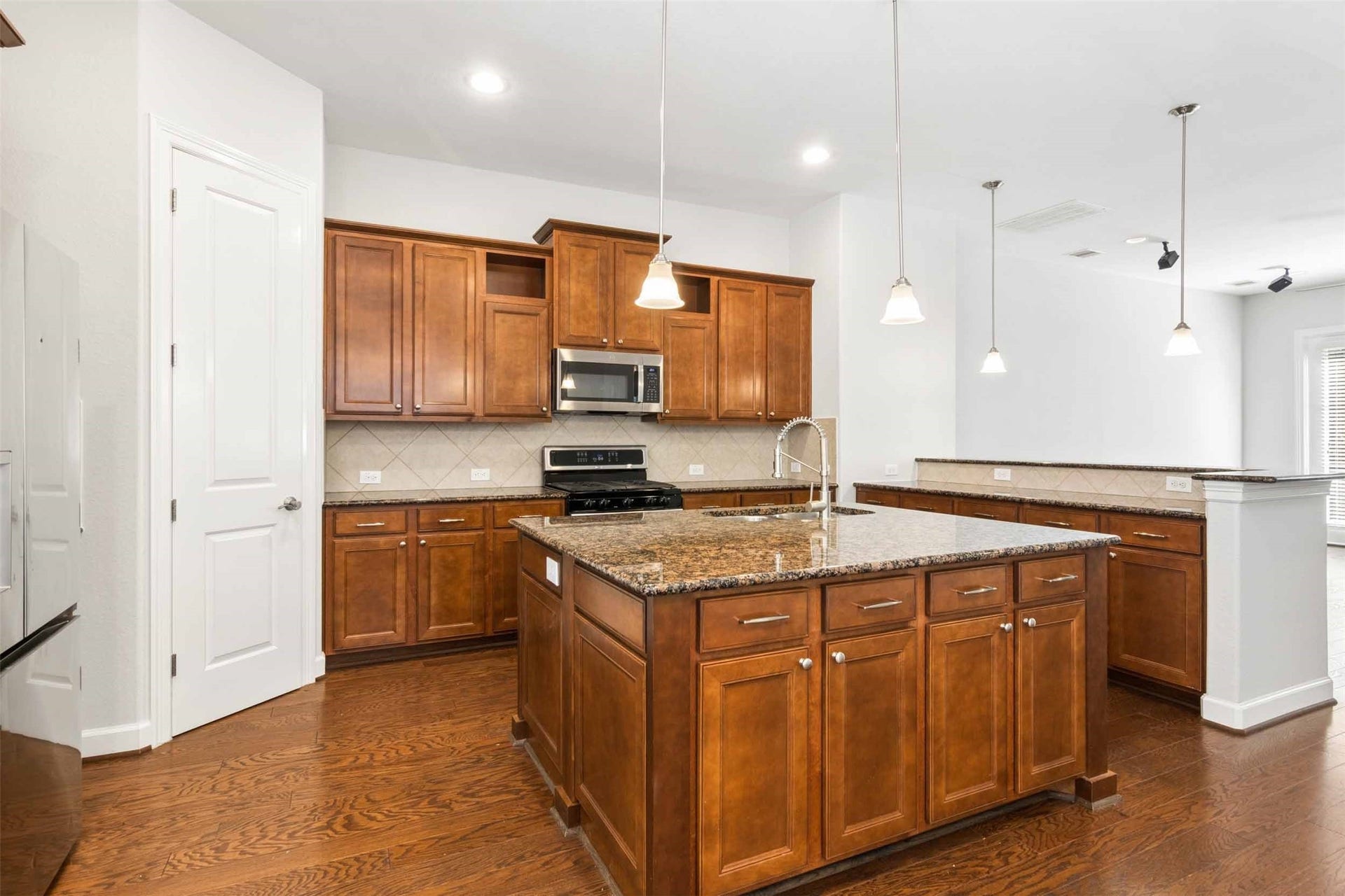 2811 Clay Street, Houston, TX 77003 5 burner gas range and walk-in pantry.